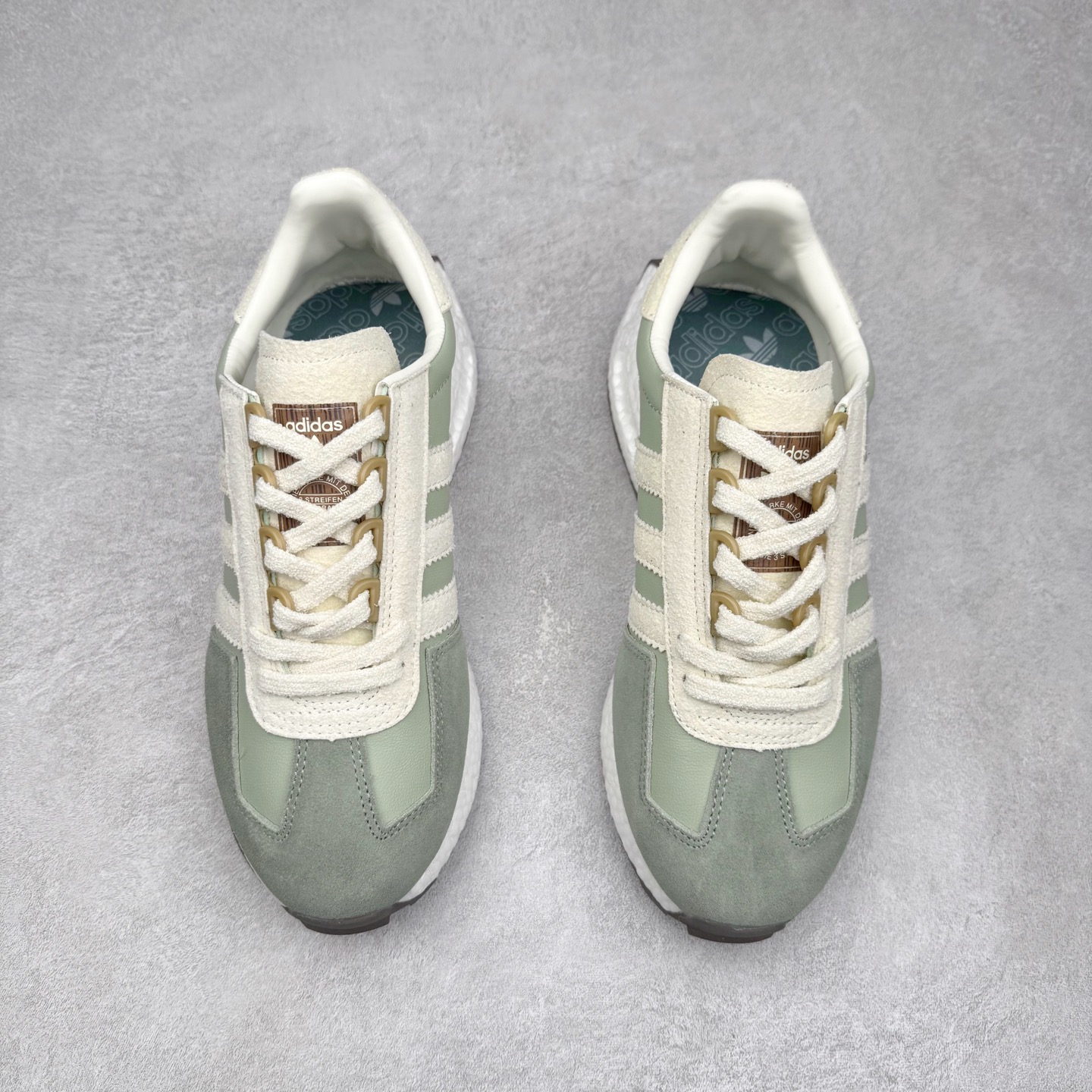 图片[2]-AD Originals Retropy Boost E5系列复古赛车原型一代系列爆米花缓震休闲运动慢跑鞋 复古风格鞋款作为如今的流行趋势之一深受欢迎，正是因此，将品牌历史经典设计与现代材料和技术相融合成为了Originals的创作思路，重新带来那些经典作品并赋予新诠释，使其跨越历史，成为时代标签。通过重新组合品牌历史经典与当代创新技术 Originals推出Retropy E5新鞋款 在延续复古韵味的同时，设计上做出更适应于现代化审美的调整。鞋面采用尼龙材质和绒面革结合打造，搭配BOOST材质中底提供舒适的日常穿着体验。尺码：36 36⅔ 37⅓ 38 38⅔ 39⅓ 40 40⅔ 41⅓ 42 42⅔ 43⅓ 44 45-选品中心