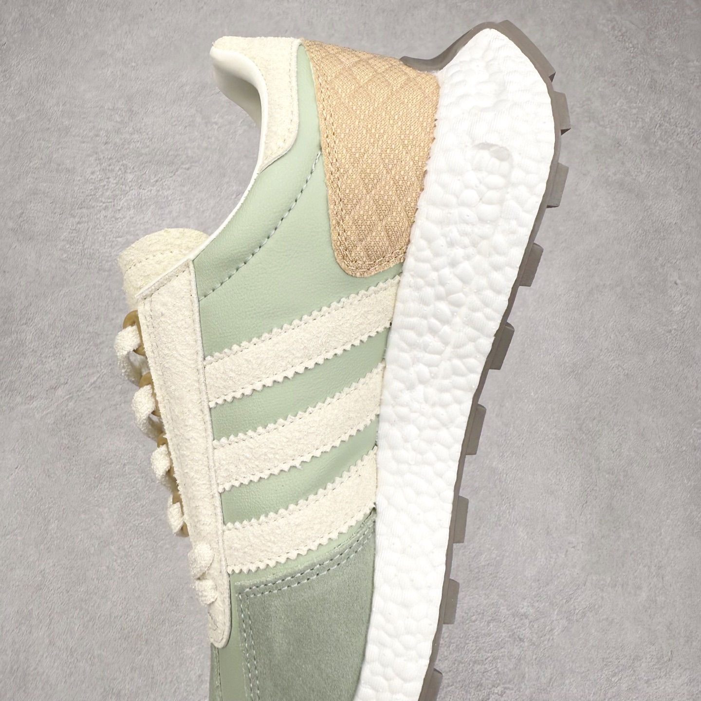 图片[7]-AD Originals Retropy Boost E5系列复古赛车原型一代系列爆米花缓震休闲运动慢跑鞋 复古风格鞋款作为如今的流行趋势之一深受欢迎，正是因此，将品牌历史经典设计与现代材料和技术相融合成为了Originals的创作思路，重新带来那些经典作品并赋予新诠释，使其跨越历史，成为时代标签。通过重新组合品牌历史经典与当代创新技术 Originals推出Retropy E5新鞋款 在延续复古韵味的同时，设计上做出更适应于现代化审美的调整。鞋面采用尼龙材质和绒面革结合打造，搭配BOOST材质中底提供舒适的日常穿着体验。尺码：36 36⅔ 37⅓ 38 38⅔ 39⅓ 40 40⅔ 41⅓ 42 42⅔ 43⅓ 44 45-选品中心