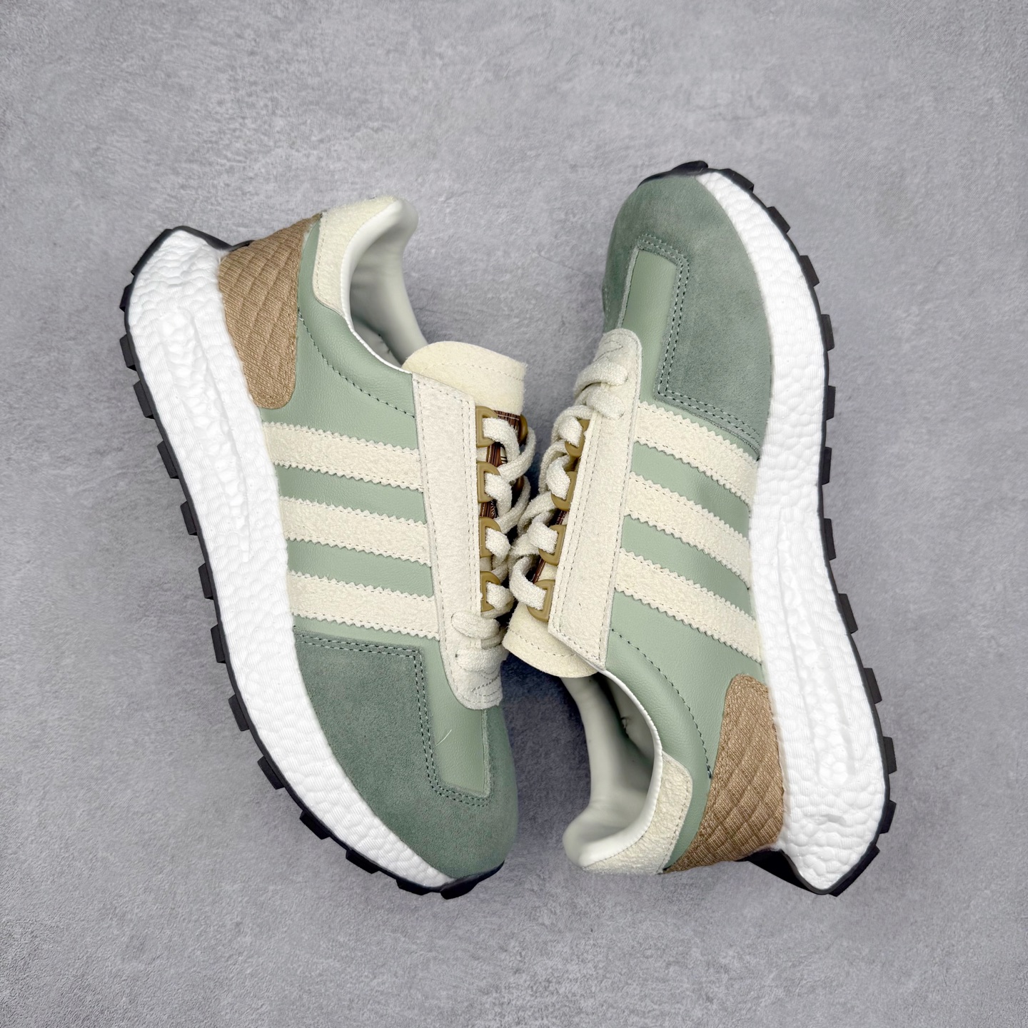 图片[3]-AD Originals Retropy Boost E5系列复古赛车原型一代系列爆米花缓震休闲运动慢跑鞋 复古风格鞋款作为如今的流行趋势之一深受欢迎，正是因此，将品牌历史经典设计与现代材料和技术相融合成为了Originals的创作思路，重新带来那些经典作品并赋予新诠释，使其跨越历史，成为时代标签。通过重新组合品牌历史经典与当代创新技术 Originals推出Retropy E5新鞋款 在延续复古韵味的同时，设计上做出更适应于现代化审美的调整。鞋面采用尼龙材质和绒面革结合打造，搭配BOOST材质中底提供舒适的日常穿着体验。尺码：36 36⅔ 37⅓ 38 38⅔ 39⅓ 40 40⅔ 41⅓ 42 42⅔ 43⅓ 44 45-选品中心