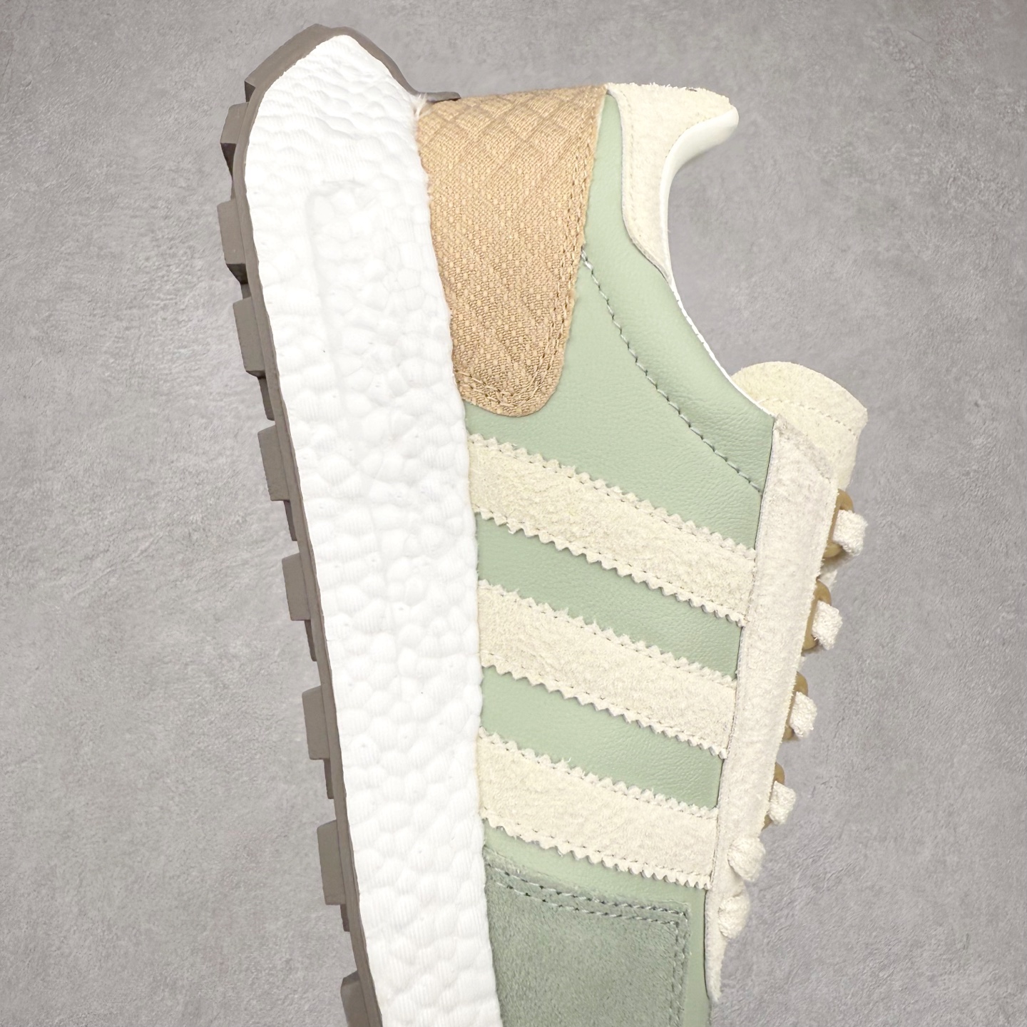 图片[6]-AD Originals Retropy Boost E5系列复古赛车原型一代系列爆米花缓震休闲运动慢跑鞋 复古风格鞋款作为如今的流行趋势之一深受欢迎，正是因此，将品牌历史经典设计与现代材料和技术相融合成为了Originals的创作思路，重新带来那些经典作品并赋予新诠释，使其跨越历史，成为时代标签。通过重新组合品牌历史经典与当代创新技术 Originals推出Retropy E5新鞋款 在延续复古韵味的同时，设计上做出更适应于现代化审美的调整。鞋面采用尼龙材质和绒面革结合打造，搭配BOOST材质中底提供舒适的日常穿着体验。尺码：36 36⅔ 37⅓ 38 38⅔ 39⅓ 40 40⅔ 41⅓ 42 42⅔ 43⅓ 44 45-选品中心