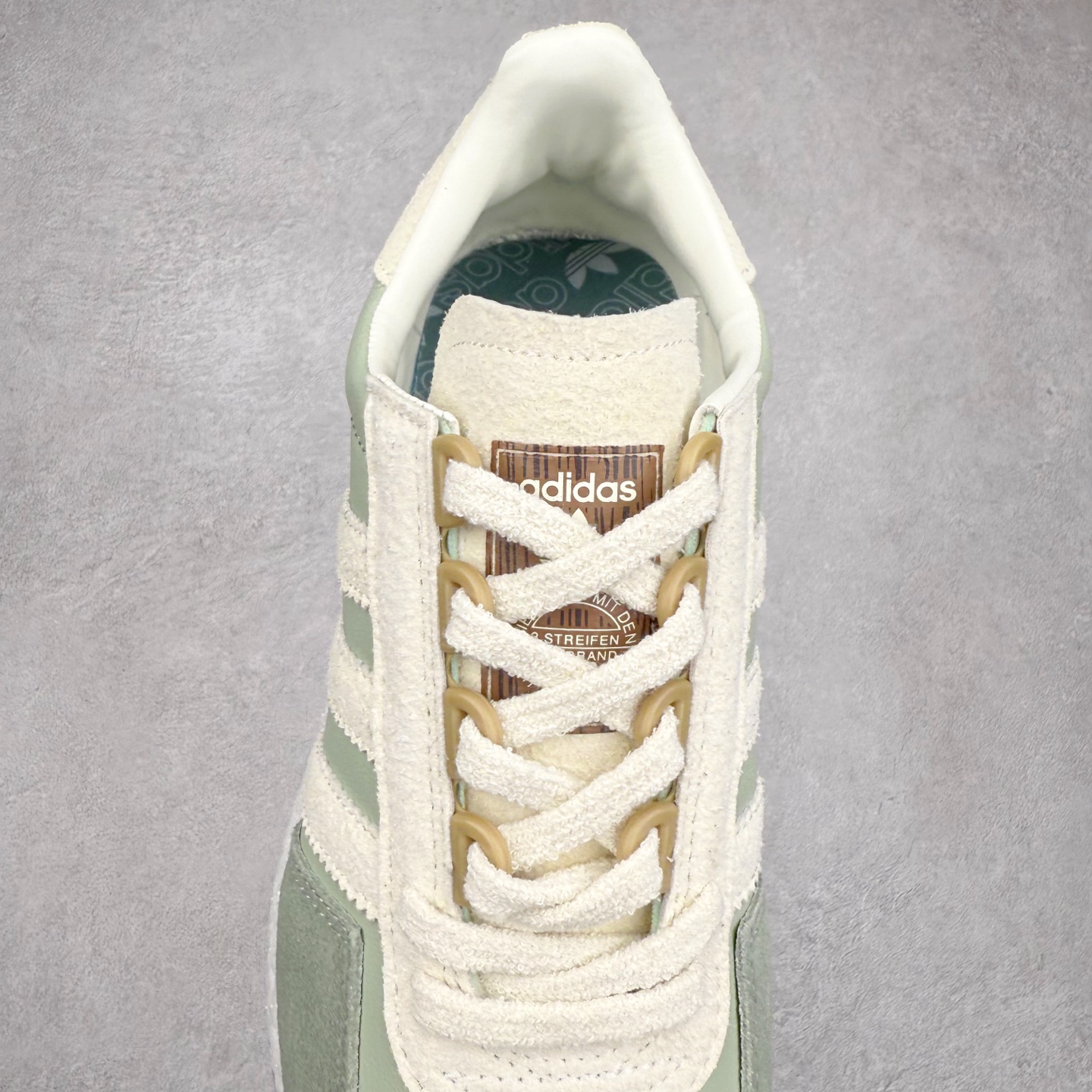 图片[5]-AD Originals Retropy Boost E5系列复古赛车原型一代系列爆米花缓震休闲运动慢跑鞋 复古风格鞋款作为如今的流行趋势之一深受欢迎，正是因此，将品牌历史经典设计与现代材料和技术相融合成为了Originals的创作思路，重新带来那些经典作品并赋予新诠释，使其跨越历史，成为时代标签。通过重新组合品牌历史经典与当代创新技术 Originals推出Retropy E5新鞋款 在延续复古韵味的同时，设计上做出更适应于现代化审美的调整。鞋面采用尼龙材质和绒面革结合打造，搭配BOOST材质中底提供舒适的日常穿着体验。尺码：36 36⅔ 37⅓ 38 38⅔ 39⅓ 40 40⅔ 41⅓ 42 42⅔ 43⅓ 44 45-选品中心