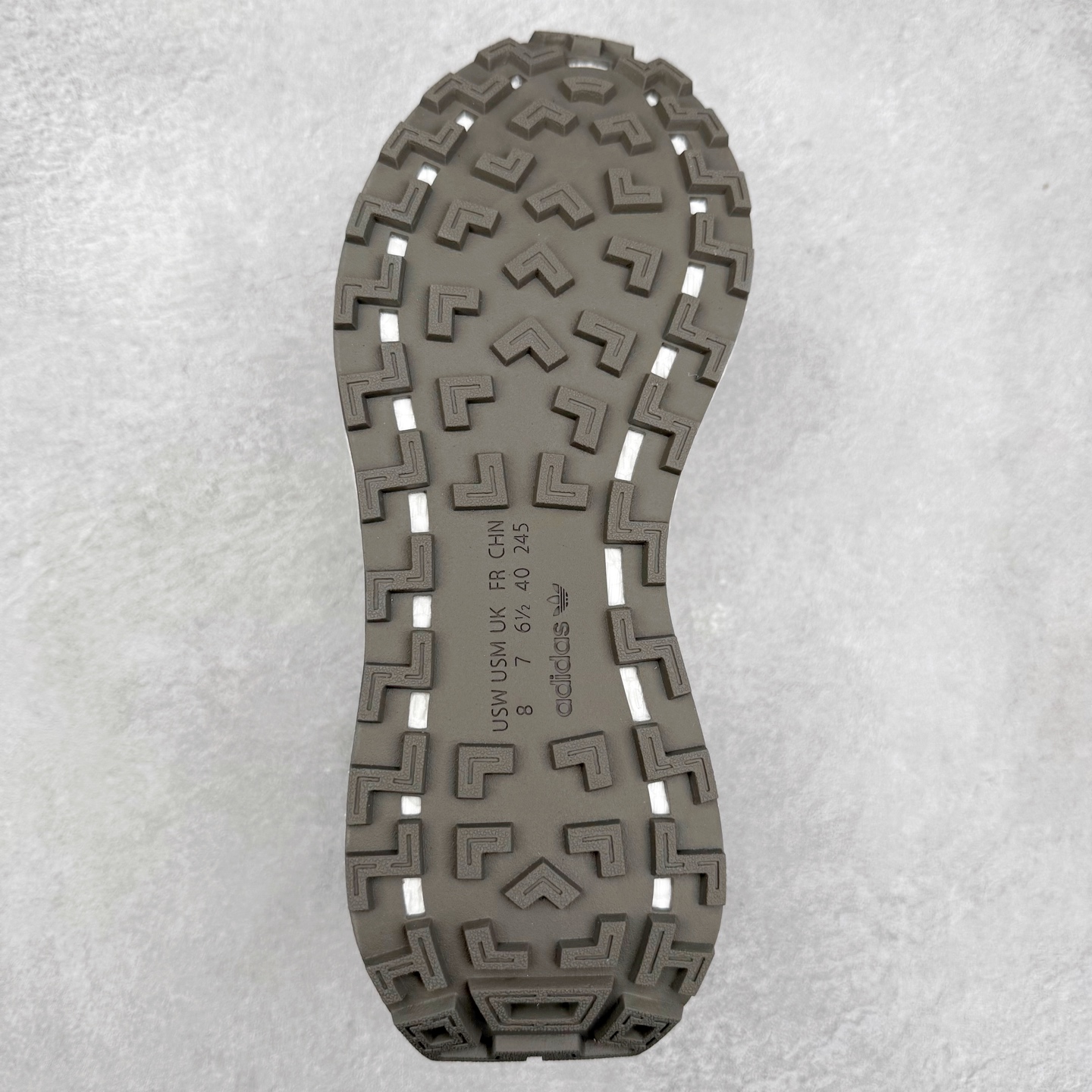 图片[9]-AD Originals Retropy Boost E5系列复古赛车原型一代系列爆米花缓震休闲运动慢跑鞋 复古风格鞋款作为如今的流行趋势之一深受欢迎，正是因此，将品牌历史经典设计与现代材料和技术相融合成为了Originals的创作思路，重新带来那些经典作品并赋予新诠释，使其跨越历史，成为时代标签。通过重新组合品牌历史经典与当代创新技术 Originals推出Retropy E5新鞋款 在延续复古韵味的同时，设计上做出更适应于现代化审美的调整。鞋面采用尼龙材质和绒面革结合打造，搭配BOOST材质中底提供舒适的日常穿着体验。尺码：36 36⅔ 37⅓ 38 38⅔ 39⅓ 40 40⅔ 41⅓ 42 42⅔ 43⅓ 44 45-选品中心