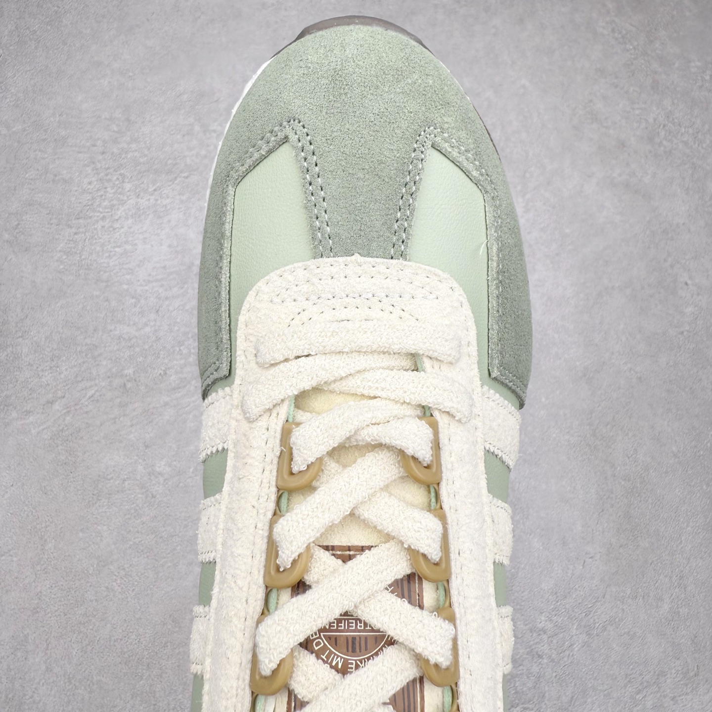 图片[4]-AD Originals Retropy Boost E5系列复古赛车原型一代系列爆米花缓震休闲运动慢跑鞋 复古风格鞋款作为如今的流行趋势之一深受欢迎，正是因此，将品牌历史经典设计与现代材料和技术相融合成为了Originals的创作思路，重新带来那些经典作品并赋予新诠释，使其跨越历史，成为时代标签。通过重新组合品牌历史经典与当代创新技术 Originals推出Retropy E5新鞋款 在延续复古韵味的同时，设计上做出更适应于现代化审美的调整。鞋面采用尼龙材质和绒面革结合打造，搭配BOOST材质中底提供舒适的日常穿着体验。尺码：36 36⅔ 37⅓ 38 38⅔ 39⅓ 40 40⅔ 41⅓ 42 42⅔ 43⅓ 44 45-选品中心