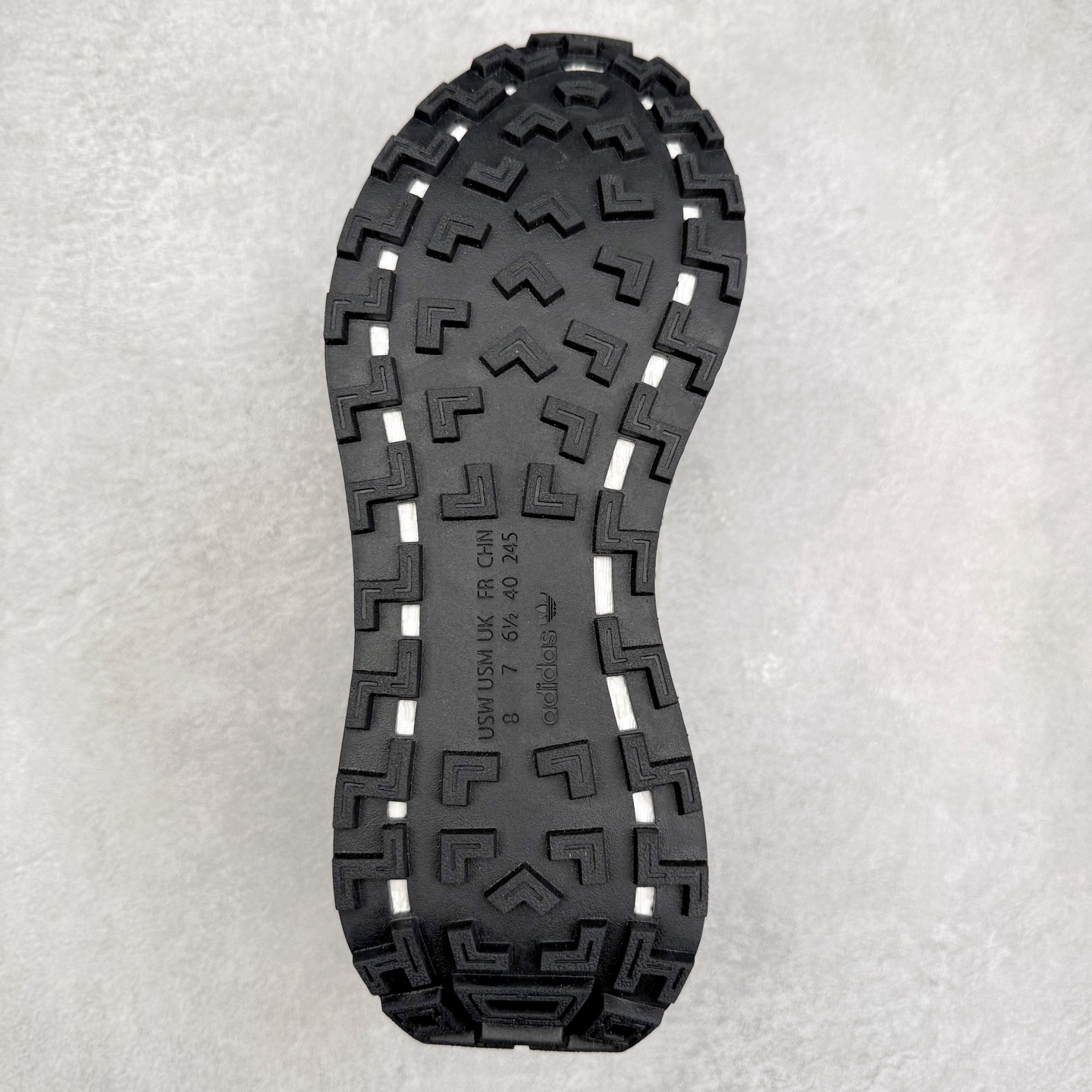 图片[9]-AD Originals Retropy Boost E5系列复古赛车原型一代系列爆米花缓震休闲运动慢跑鞋 复古风格鞋款作为如今的流行趋势之一深受欢迎，正是因此，将品牌历史经典设计与现代材料和技术相融合成为了Originals的创作思路，重新带来那些经典作品并赋予新诠释，使其跨越历史，成为时代标签。通过重新组合品牌历史经典与当代创新技术 Originals推出Retropy E5新鞋款 在延续复古韵味的同时，设计上做出更适应于现代化审美的调整。鞋面采用尼龙材质和绒面革结合打造，搭配BOOST材质中底提供舒适的日常穿着体验。尺码：36 36⅔ 37⅓ 38 38⅔ 39⅓ 40 40⅔ 41⅓ 42 42⅔ 43⅓ 44 45-选品中心