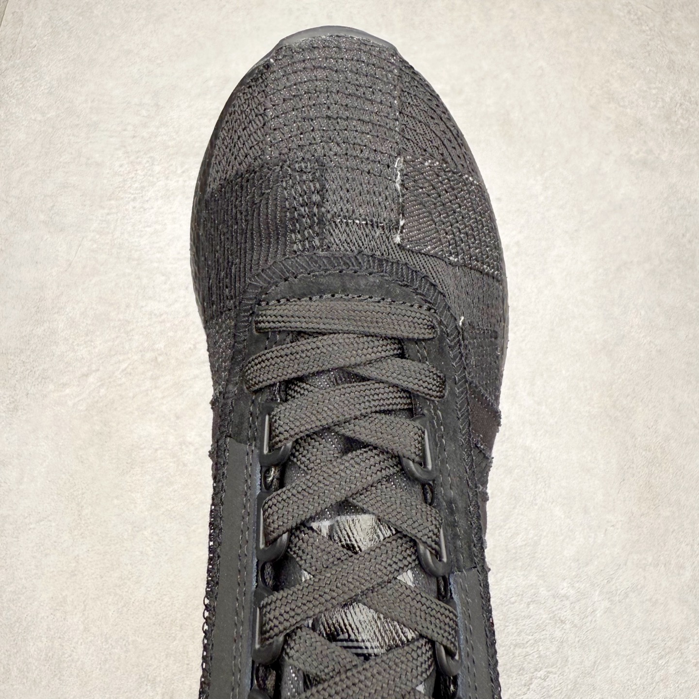 图片[4]-AD Originals Retropy Boost E5系列复古赛车原型一代系列爆米花缓震休闲运动慢跑鞋 复古风格鞋款作为如今的流行趋势之一深受欢迎，正是因此，将品牌历史经典设计与现代材料和技术相融合成为了Originals的创作思路，重新带来那些经典作品并赋予新诠释，使其跨越历史，成为时代标签。通过重新组合品牌历史经典与当代创新技术 Originals推出Retropy E5新鞋款 在延续复古韵味的同时，设计上做出更适应于现代化审美的调整。鞋面采用尼龙材质和绒面革结合打造，搭配BOOST材质中底提供舒适的日常穿着体验。尺码：36 36⅔ 37⅓ 38 38⅔ 39⅓ 40 40⅔ 41⅓ 42 42⅔ 43⅓ 44 45-选品中心