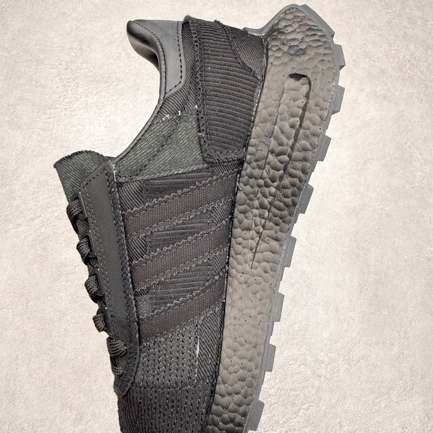 图片[7]-AD Originals Retropy Boost E5系列复古赛车原型一代系列爆米花缓震休闲运动慢跑鞋 复古风格鞋款作为如今的流行趋势之一深受欢迎，正是因此，将品牌历史经典设计与现代材料和技术相融合成为了Originals的创作思路，重新带来那些经典作品并赋予新诠释，使其跨越历史，成为时代标签。通过重新组合品牌历史经典与当代创新技术 Originals推出Retropy E5新鞋款 在延续复古韵味的同时，设计上做出更适应于现代化审美的调整。鞋面采用尼龙材质和绒面革结合打造，搭配BOOST材质中底提供舒适的日常穿着体验。尺码：36 36⅔ 37⅓ 38 38⅔ 39⅓ 40 40⅔ 41⅓ 42 42⅔ 43⅓ 44 45-选品中心