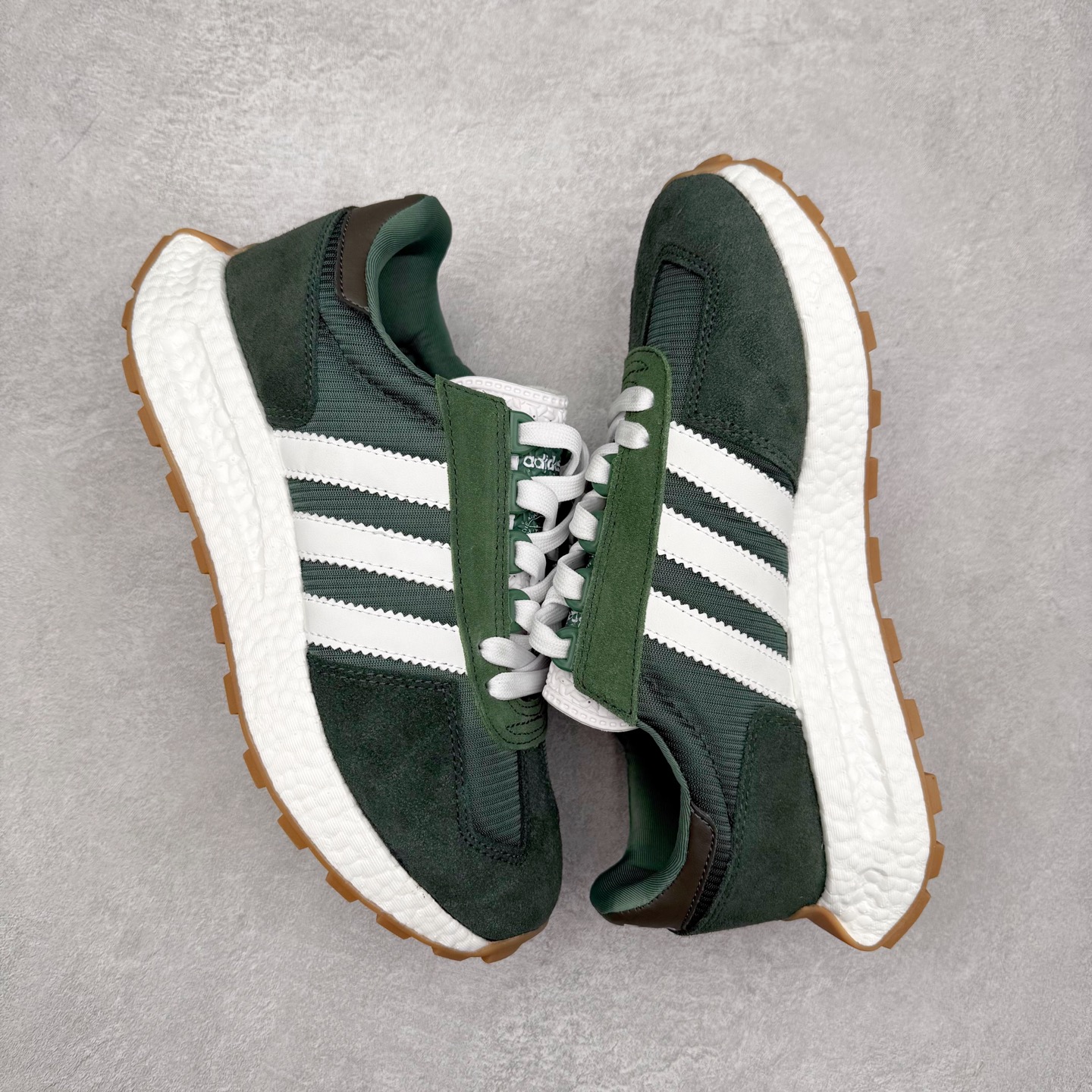 图片[3]-AD Originals Retropy Boost E5系列复古赛车原型一代系列爆米花缓震休闲运动慢跑鞋 复古风格鞋款作为如今的流行趋势之一深受欢迎，正是因此，将品牌历史经典设计与现代材料和技术相融合成为了Originals的创作思路，重新带来那些经典作品并赋予新诠释，使其跨越历史，成为时代标签。通过重新组合品牌历史经典与当代创新技术 Originals推出Retropy E5新鞋款 在延续复古韵味的同时，设计上做出更适应于现代化审美的调整。鞋面采用尼龙材质和绒面革结合打造，搭配BOOST材质中底提供舒适的日常穿着体验。尺码：36 36⅔ 37⅓ 38 38⅔ 39⅓ 40 40⅔ 41⅓ 42 42⅔ 43⅓ 44 45-选品中心