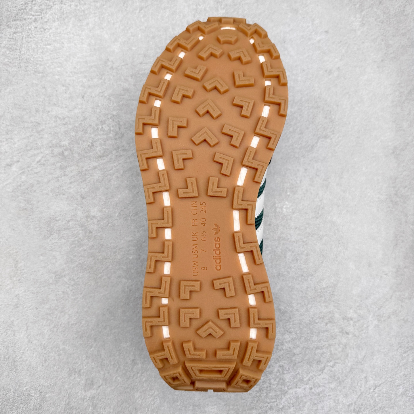 图片[9]-AD Originals Retropy Boost E5系列复古赛车原型一代系列爆米花缓震休闲运动慢跑鞋 复古风格鞋款作为如今的流行趋势之一深受欢迎，正是因此，将品牌历史经典设计与现代材料和技术相融合成为了Originals的创作思路，重新带来那些经典作品并赋予新诠释，使其跨越历史，成为时代标签。通过重新组合品牌历史经典与当代创新技术 Originals推出Retropy E5新鞋款 在延续复古韵味的同时，设计上做出更适应于现代化审美的调整。鞋面采用尼龙材质和绒面革结合打造，搭配BOOST材质中底提供舒适的日常穿着体验。尺码：36 36⅔ 37⅓ 38 38⅔ 39⅓ 40 40⅔ 41⅓ 42 42⅔ 43⅓ 44 45-选品中心