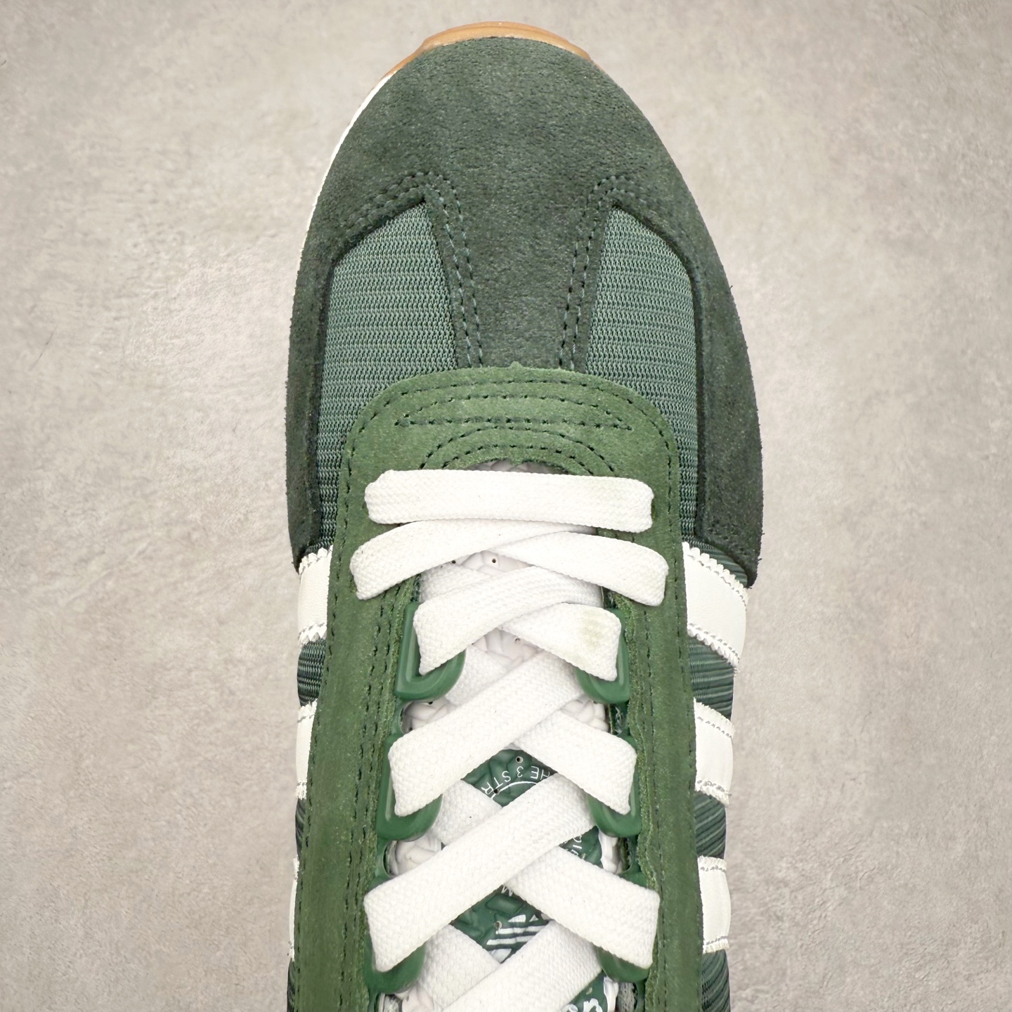 图片[4]-AD Originals Retropy Boost E5系列复古赛车原型一代系列爆米花缓震休闲运动慢跑鞋 复古风格鞋款作为如今的流行趋势之一深受欢迎，正是因此，将品牌历史经典设计与现代材料和技术相融合成为了Originals的创作思路，重新带来那些经典作品并赋予新诠释，使其跨越历史，成为时代标签。通过重新组合品牌历史经典与当代创新技术 Originals推出Retropy E5新鞋款 在延续复古韵味的同时，设计上做出更适应于现代化审美的调整。鞋面采用尼龙材质和绒面革结合打造，搭配BOOST材质中底提供舒适的日常穿着体验。尺码：36 36⅔ 37⅓ 38 38⅔ 39⅓ 40 40⅔ 41⅓ 42 42⅔ 43⅓ 44 45-选品中心