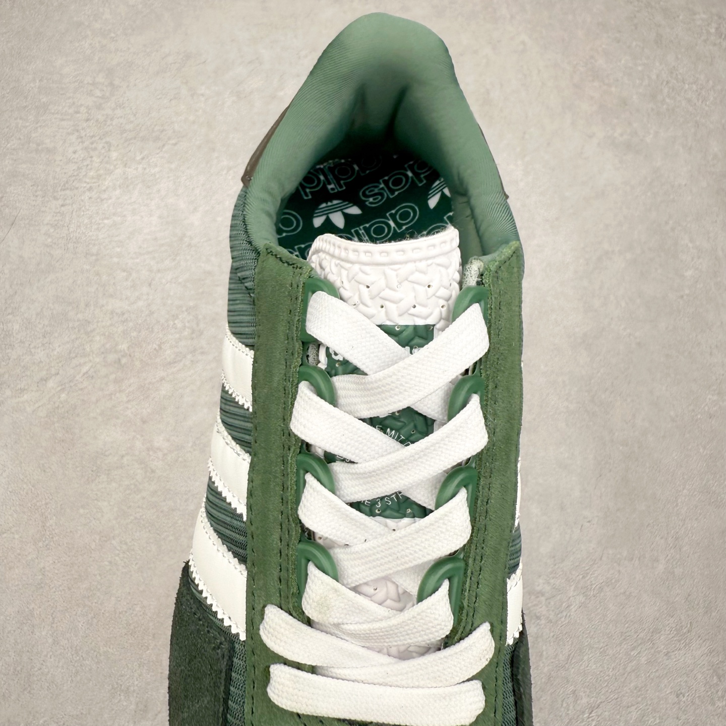 图片[5]-AD Originals Retropy Boost E5系列复古赛车原型一代系列爆米花缓震休闲运动慢跑鞋 复古风格鞋款作为如今的流行趋势之一深受欢迎，正是因此，将品牌历史经典设计与现代材料和技术相融合成为了Originals的创作思路，重新带来那些经典作品并赋予新诠释，使其跨越历史，成为时代标签。通过重新组合品牌历史经典与当代创新技术 Originals推出Retropy E5新鞋款 在延续复古韵味的同时，设计上做出更适应于现代化审美的调整。鞋面采用尼龙材质和绒面革结合打造，搭配BOOST材质中底提供舒适的日常穿着体验。尺码：36 36⅔ 37⅓ 38 38⅔ 39⅓ 40 40⅔ 41⅓ 42 42⅔ 43⅓ 44 45-选品中心