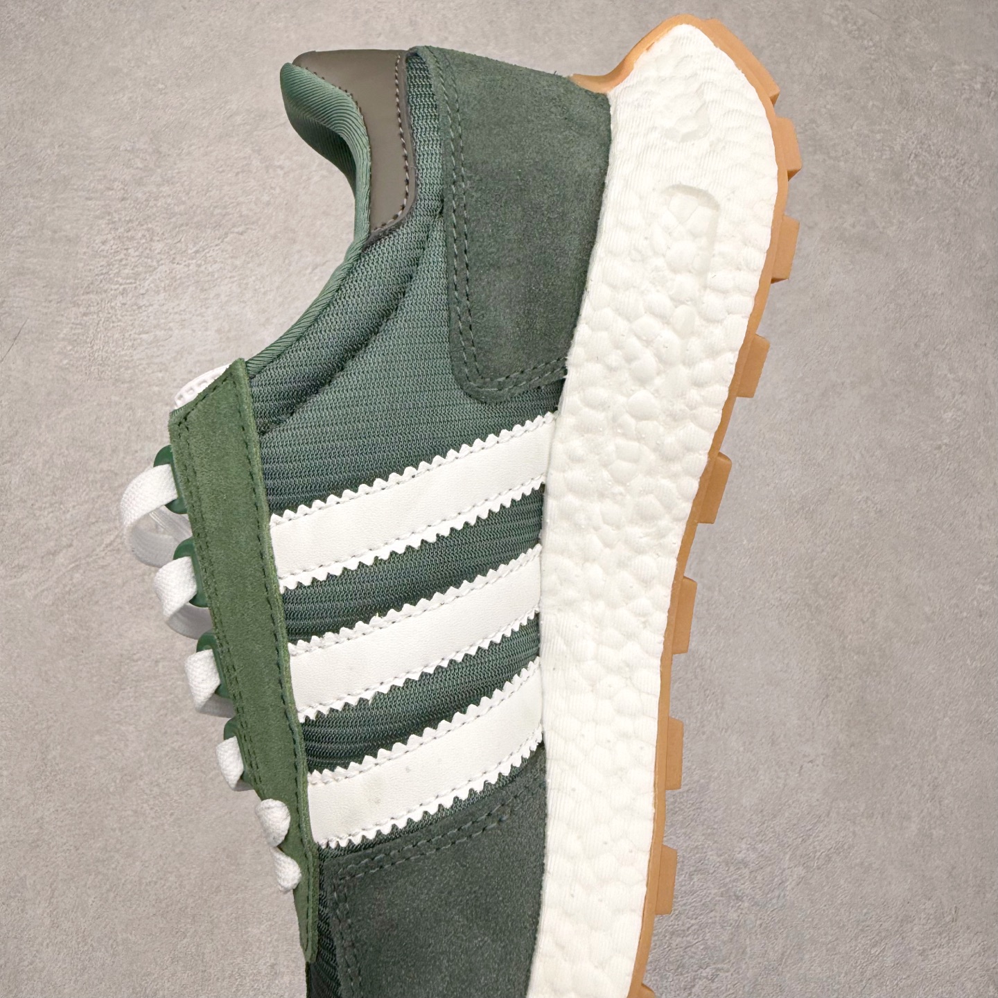 图片[7]-AD Originals Retropy Boost E5系列复古赛车原型一代系列爆米花缓震休闲运动慢跑鞋 复古风格鞋款作为如今的流行趋势之一深受欢迎，正是因此，将品牌历史经典设计与现代材料和技术相融合成为了Originals的创作思路，重新带来那些经典作品并赋予新诠释，使其跨越历史，成为时代标签。通过重新组合品牌历史经典与当代创新技术 Originals推出Retropy E5新鞋款 在延续复古韵味的同时，设计上做出更适应于现代化审美的调整。鞋面采用尼龙材质和绒面革结合打造，搭配BOOST材质中底提供舒适的日常穿着体验。尺码：36 36⅔ 37⅓ 38 38⅔ 39⅓ 40 40⅔ 41⅓ 42 42⅔ 43⅓ 44 45-选品中心