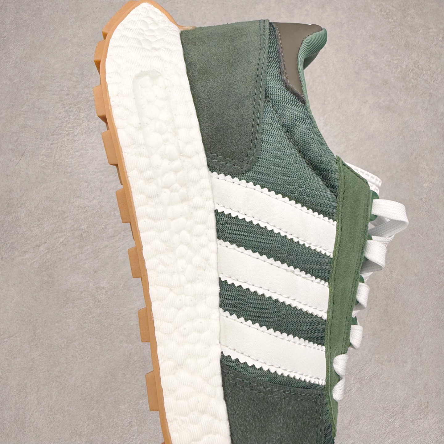 图片[6]-AD Originals Retropy Boost E5系列复古赛车原型一代系列爆米花缓震休闲运动慢跑鞋 复古风格鞋款作为如今的流行趋势之一深受欢迎，正是因此，将品牌历史经典设计与现代材料和技术相融合成为了Originals的创作思路，重新带来那些经典作品并赋予新诠释，使其跨越历史，成为时代标签。通过重新组合品牌历史经典与当代创新技术 Originals推出Retropy E5新鞋款 在延续复古韵味的同时，设计上做出更适应于现代化审美的调整。鞋面采用尼龙材质和绒面革结合打造，搭配BOOST材质中底提供舒适的日常穿着体验。尺码：36 36⅔ 37⅓ 38 38⅔ 39⅓ 40 40⅔ 41⅓ 42 42⅔ 43⅓ 44 45-选品中心