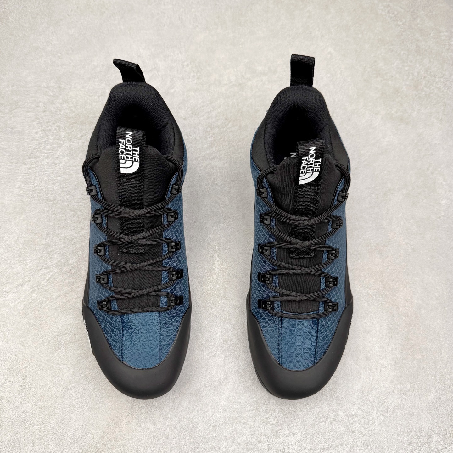 图片[2]-The North Face 北面 户外运动休闲登山鞋越野徒步鞋 大厂品质 面料采用进口牛皮 鞋底采用Vibram黄金大底 专门为鞋底设计的橡胶以出色的耐磨性 良好的防滑性或得不少户外运动爱好者的喜欢 专业户外登山品牌（北面）The North Face自1966年创立，由两位热爱登山徒步的年轻登山者于美西旧金山开创，不断透过研发与创新，并且将最先进的技术结合在服装与鞋款设计，生产多种外型帅气且专业能力非常强的户外运动装备而备受欢迎。 尺码：40-45-选品中心