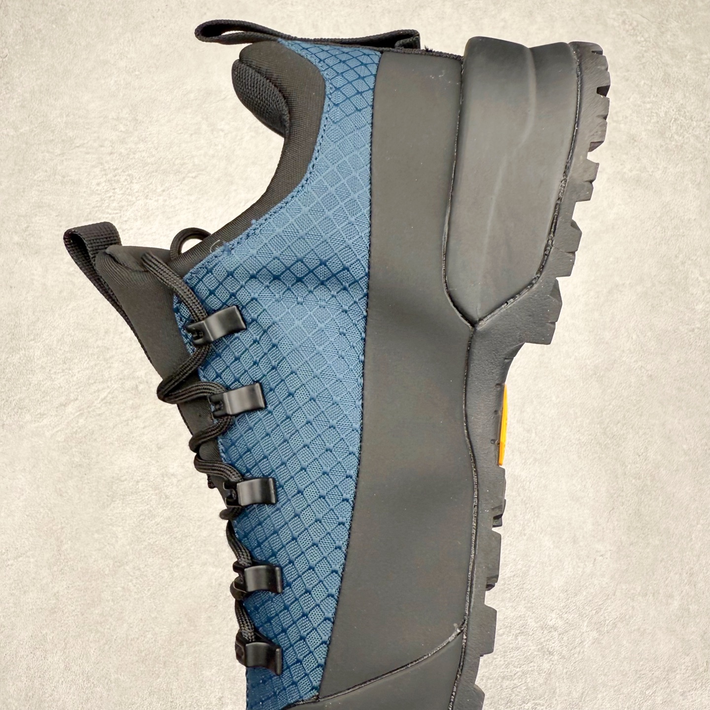 图片[7]-The North Face 北面 户外运动休闲登山鞋越野徒步鞋 大厂品质 面料采用进口牛皮 鞋底采用Vibram黄金大底 专门为鞋底设计的橡胶以出色的耐磨性 良好的防滑性或得不少户外运动爱好者的喜欢 专业户外登山品牌（北面）The North Face自1966年创立，由两位热爱登山徒步的年轻登山者于美西旧金山开创，不断透过研发与创新，并且将最先进的技术结合在服装与鞋款设计，生产多种外型帅气且专业能力非常强的户外运动装备而备受欢迎。 尺码：40-45-选品中心