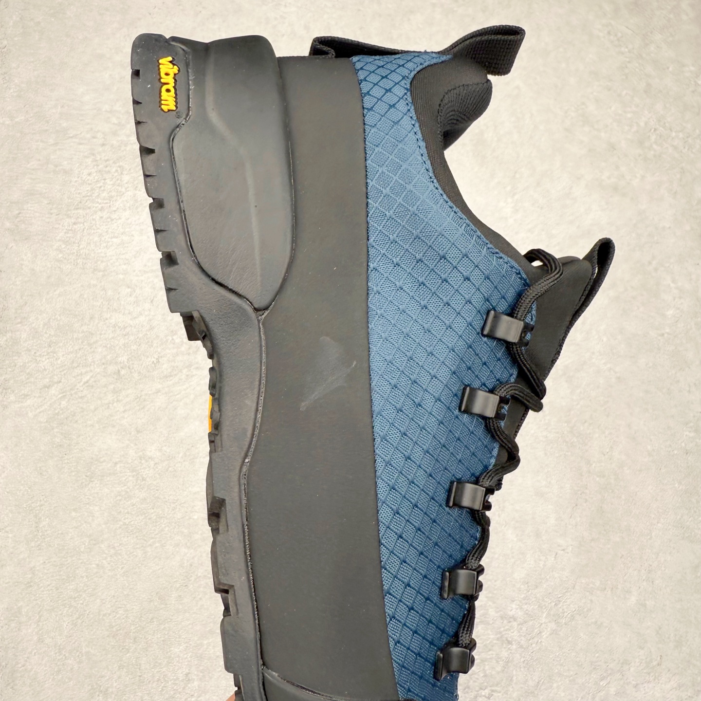 图片[6]-The North Face 北面 户外运动休闲登山鞋越野徒步鞋 大厂品质 面料采用进口牛皮 鞋底采用Vibram黄金大底 专门为鞋底设计的橡胶以出色的耐磨性 良好的防滑性或得不少户外运动爱好者的喜欢 专业户外登山品牌（北面）The North Face自1966年创立，由两位热爱登山徒步的年轻登山者于美西旧金山开创，不断透过研发与创新，并且将最先进的技术结合在服装与鞋款设计，生产多种外型帅气且专业能力非常强的户外运动装备而备受欢迎。 尺码：40-45-选品中心