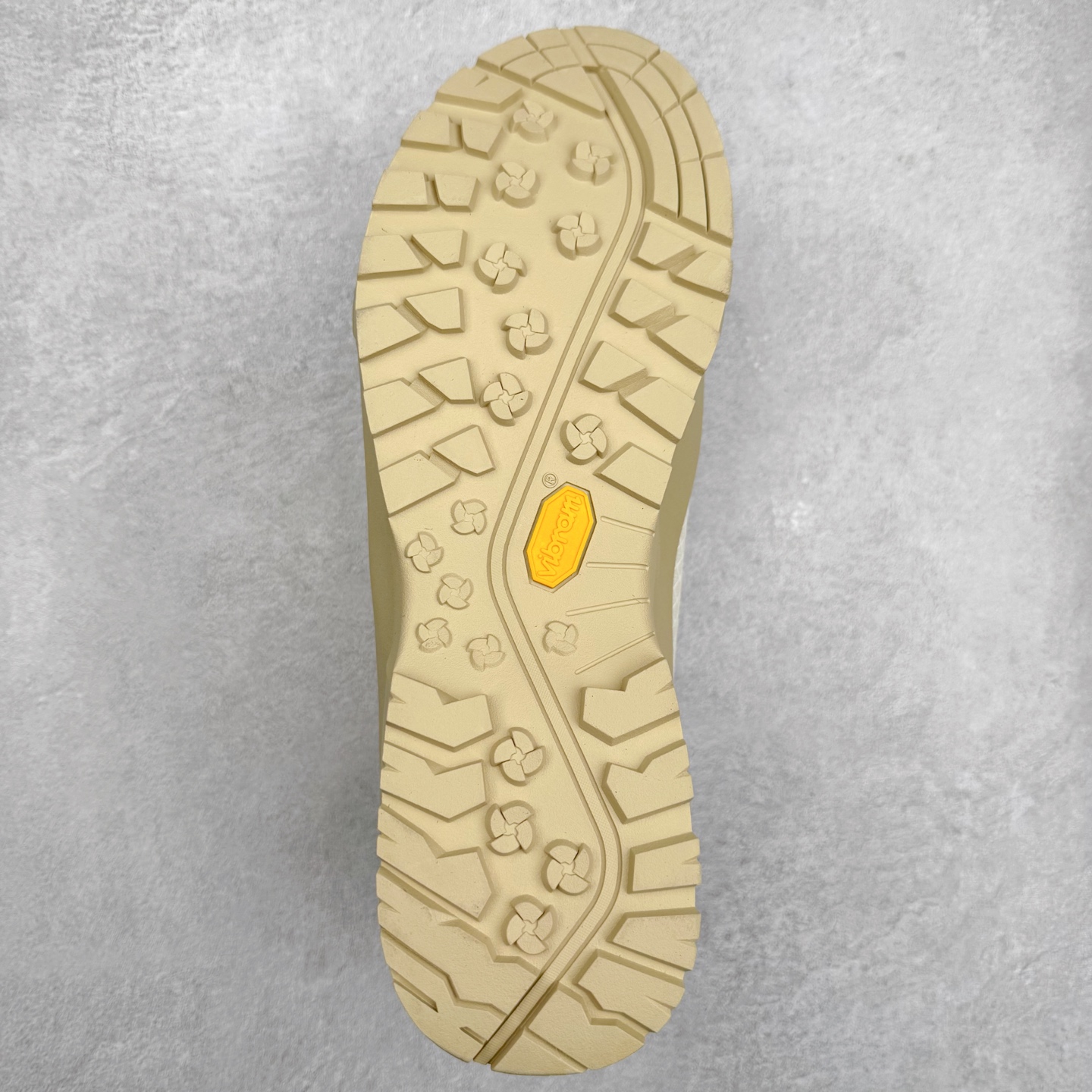 图片[9]-The North Face 北面 户外运动休闲登山鞋越野徒步鞋 大厂品质 面料采用进口牛皮 鞋底采用Vibram黄金大底 专门为鞋底设计的橡胶以出色的耐磨性 良好的防滑性或得不少户外运动爱好者的喜欢 专业户外登山品牌（北面）The North Face自1966年创立，由两位热爱登山徒步的年轻登山者于美西旧金山开创，不断透过研发与创新，并且将最先进的技术结合在服装与鞋款设计，生产多种外型帅气且专业能力非常强的户外运动装备而备受欢迎。 尺码：40-45-选品中心