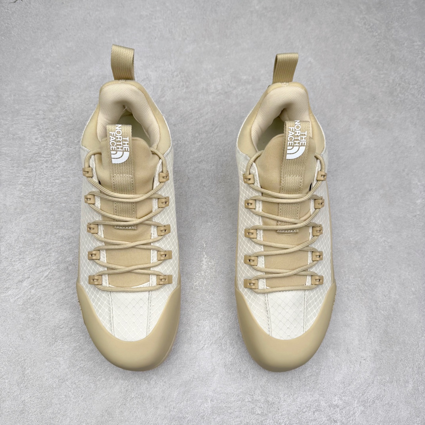 图片[2]-The North Face 北面 户外运动休闲登山鞋越野徒步鞋 大厂品质 面料采用进口牛皮 鞋底采用Vibram黄金大底 专门为鞋底设计的橡胶以出色的耐磨性 良好的防滑性或得不少户外运动爱好者的喜欢 专业户外登山品牌（北面）The North Face自1966年创立，由两位热爱登山徒步的年轻登山者于美西旧金山开创，不断透过研发与创新，并且将最先进的技术结合在服装与鞋款设计，生产多种外型帅气且专业能力非常强的户外运动装备而备受欢迎。 尺码：40-45-选品中心