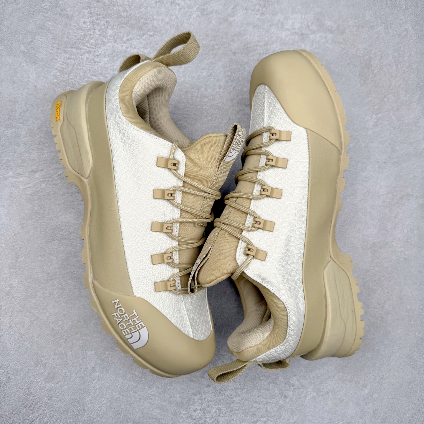 图片[3]-The North Face 北面 户外运动休闲登山鞋越野徒步鞋 大厂品质 面料采用进口牛皮 鞋底采用Vibram黄金大底 专门为鞋底设计的橡胶以出色的耐磨性 良好的防滑性或得不少户外运动爱好者的喜欢 专业户外登山品牌（北面）The North Face自1966年创立，由两位热爱登山徒步的年轻登山者于美西旧金山开创，不断透过研发与创新，并且将最先进的技术结合在服装与鞋款设计，生产多种外型帅气且专业能力非常强的户外运动装备而备受欢迎。 尺码：40-45-选品中心