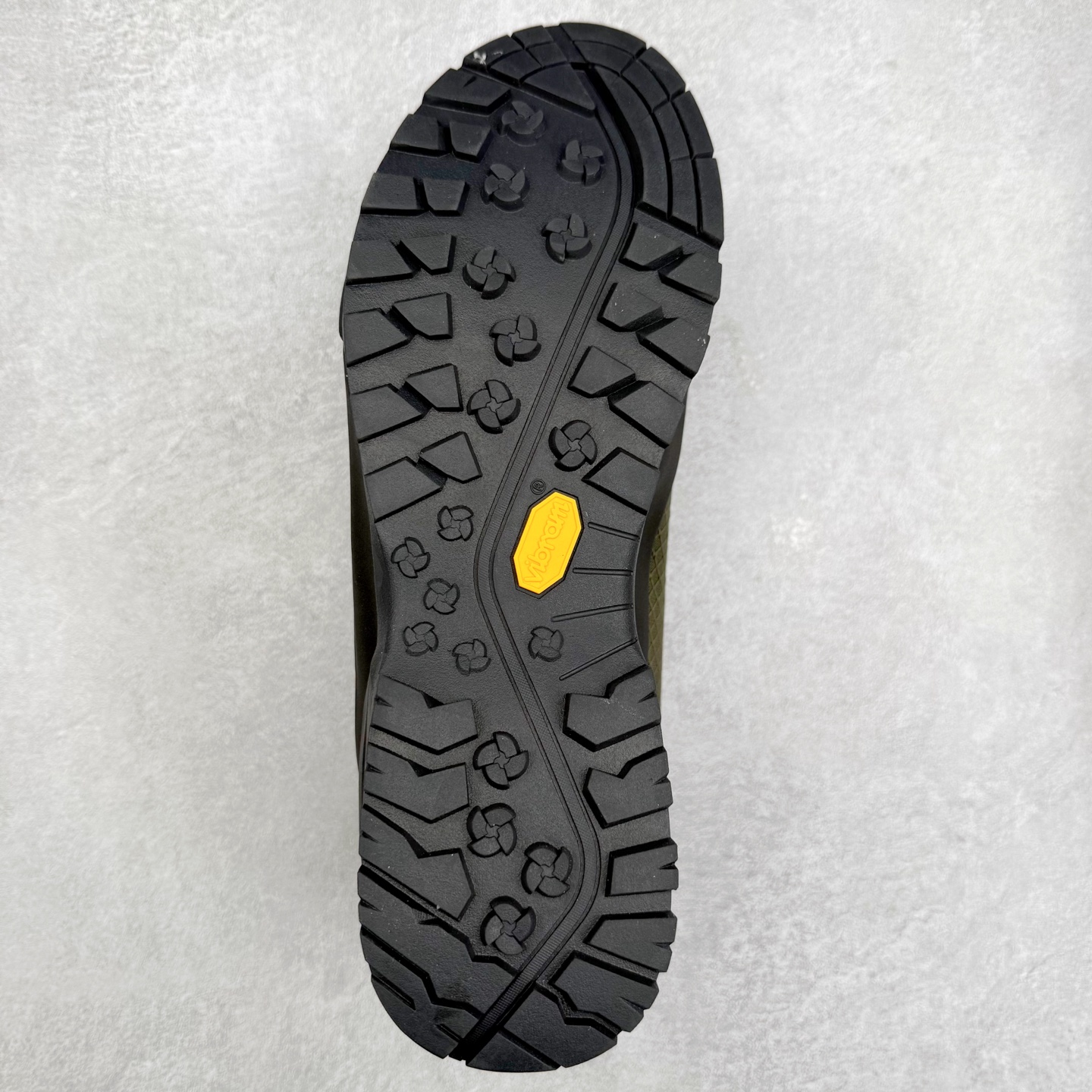 图片[9]-The North Face 北面 户外运动休闲登山鞋越野徒步鞋 大厂品质 面料采用进口牛皮 鞋底采用Vibram黄金大底 专门为鞋底设计的橡胶以出色的耐磨性 良好的防滑性或得不少户外运动爱好者的喜欢 专业户外登山品牌（北面）The North Face自1966年创立，由两位热爱登山徒步的年轻登山者于美西旧金山开创，不断透过研发与创新，并且将最先进的技术结合在服装与鞋款设计，生产多种外型帅气且专业能力非常强的户外运动装备而备受欢迎。 尺码：40-45-选品中心