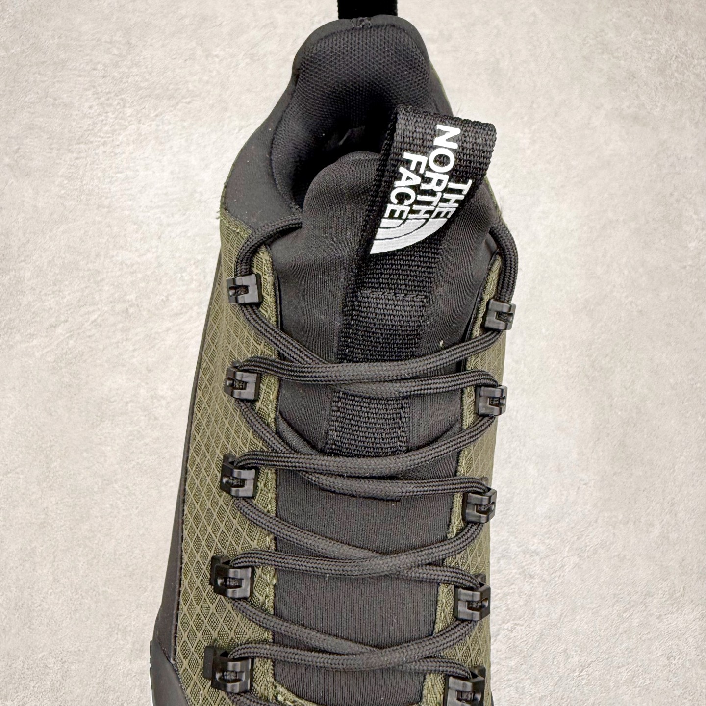 图片[5]-The North Face 北面 户外运动休闲登山鞋越野徒步鞋 大厂品质 面料采用进口牛皮 鞋底采用Vibram黄金大底 专门为鞋底设计的橡胶以出色的耐磨性 良好的防滑性或得不少户外运动爱好者的喜欢 专业户外登山品牌（北面）The North Face自1966年创立，由两位热爱登山徒步的年轻登山者于美西旧金山开创，不断透过研发与创新，并且将最先进的技术结合在服装与鞋款设计，生产多种外型帅气且专业能力非常强的户外运动装备而备受欢迎。 尺码：40-45-选品中心