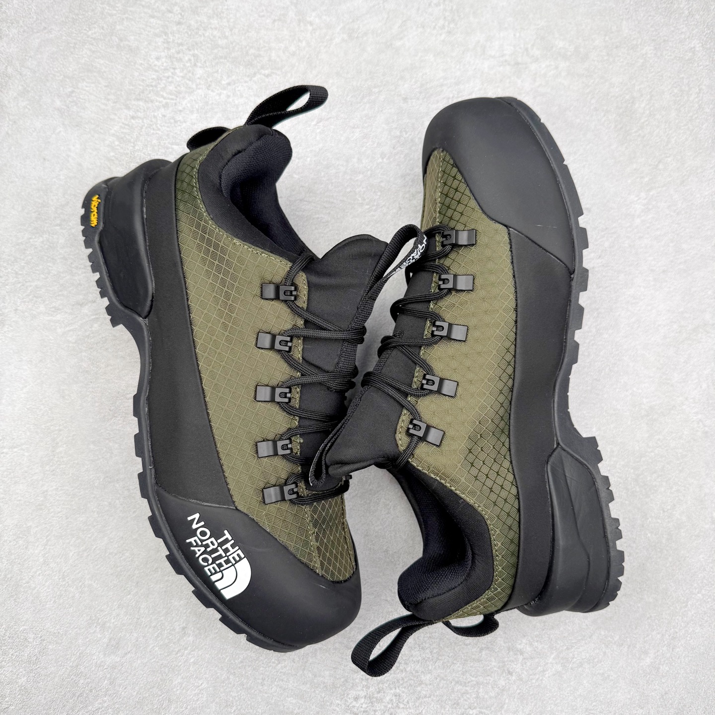 图片[3]-The North Face 北面 户外运动休闲登山鞋越野徒步鞋 大厂品质 面料采用进口牛皮 鞋底采用Vibram黄金大底 专门为鞋底设计的橡胶以出色的耐磨性 良好的防滑性或得不少户外运动爱好者的喜欢 专业户外登山品牌（北面）The North Face自1966年创立，由两位热爱登山徒步的年轻登山者于美西旧金山开创，不断透过研发与创新，并且将最先进的技术结合在服装与鞋款设计，生产多种外型帅气且专业能力非常强的户外运动装备而备受欢迎。 尺码：40-45-选品中心