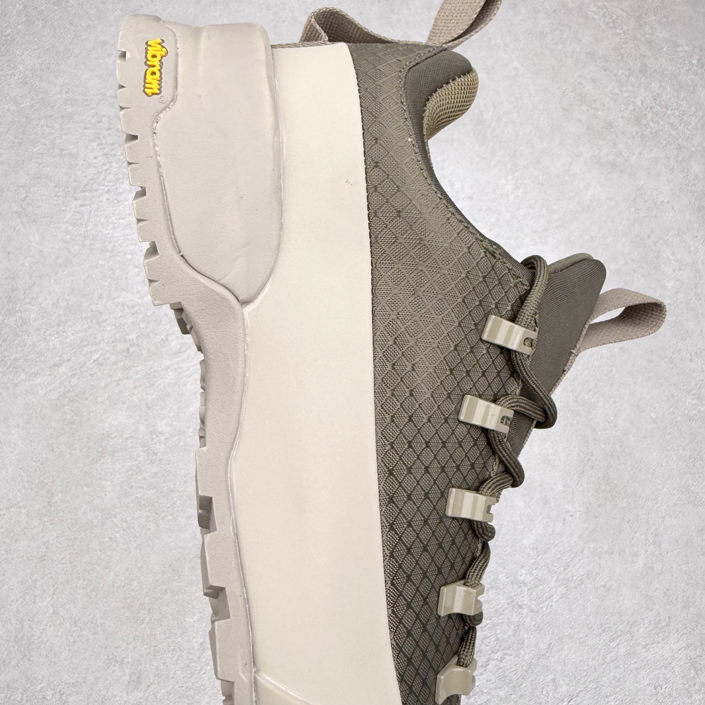 图片[6]-The North Face 北面 户外运动休闲登山鞋越野徒步鞋 大厂品质 面料采用进口牛皮 鞋底采用Vibram黄金大底 专门为鞋底设计的橡胶以出色的耐磨性 良好的防滑性或得不少户外运动爱好者的喜欢 专业户外登山品牌（北面）The North Face自1966年创立，由两位热爱登山徒步的年轻登山者于美西旧金山开创，不断透过研发与创新，并且将最先进的技术结合在服装与鞋款设计，生产多种外型帅气且专业能力非常强的户外运动装备而备受欢迎。 尺码：40-45-选品中心