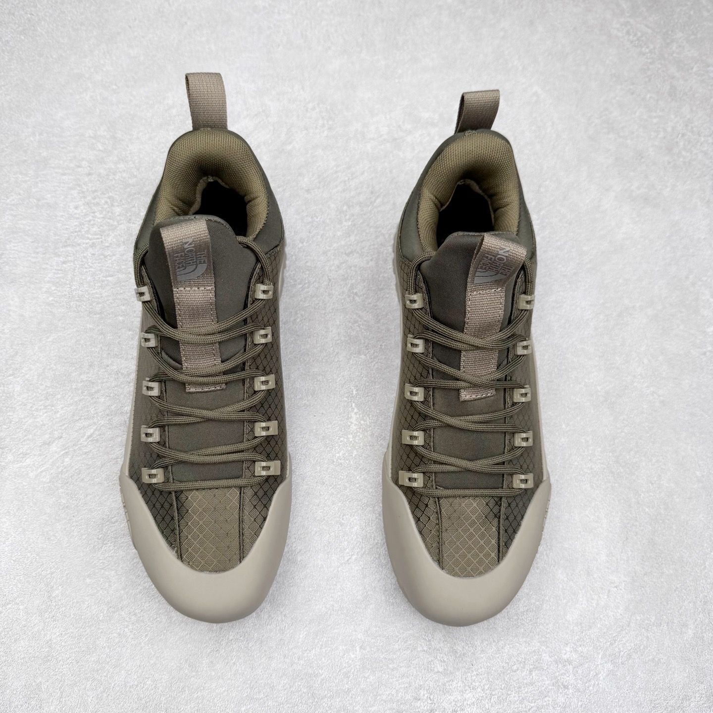 图片[2]-The North Face 北面 户外运动休闲登山鞋越野徒步鞋 大厂品质 面料采用进口牛皮 鞋底采用Vibram黄金大底 专门为鞋底设计的橡胶以出色的耐磨性 良好的防滑性或得不少户外运动爱好者的喜欢 专业户外登山品牌（北面）The North Face自1966年创立，由两位热爱登山徒步的年轻登山者于美西旧金山开创，不断透过研发与创新，并且将最先进的技术结合在服装与鞋款设计，生产多种外型帅气且专业能力非常强的户外运动装备而备受欢迎。 尺码：40-45-选品中心