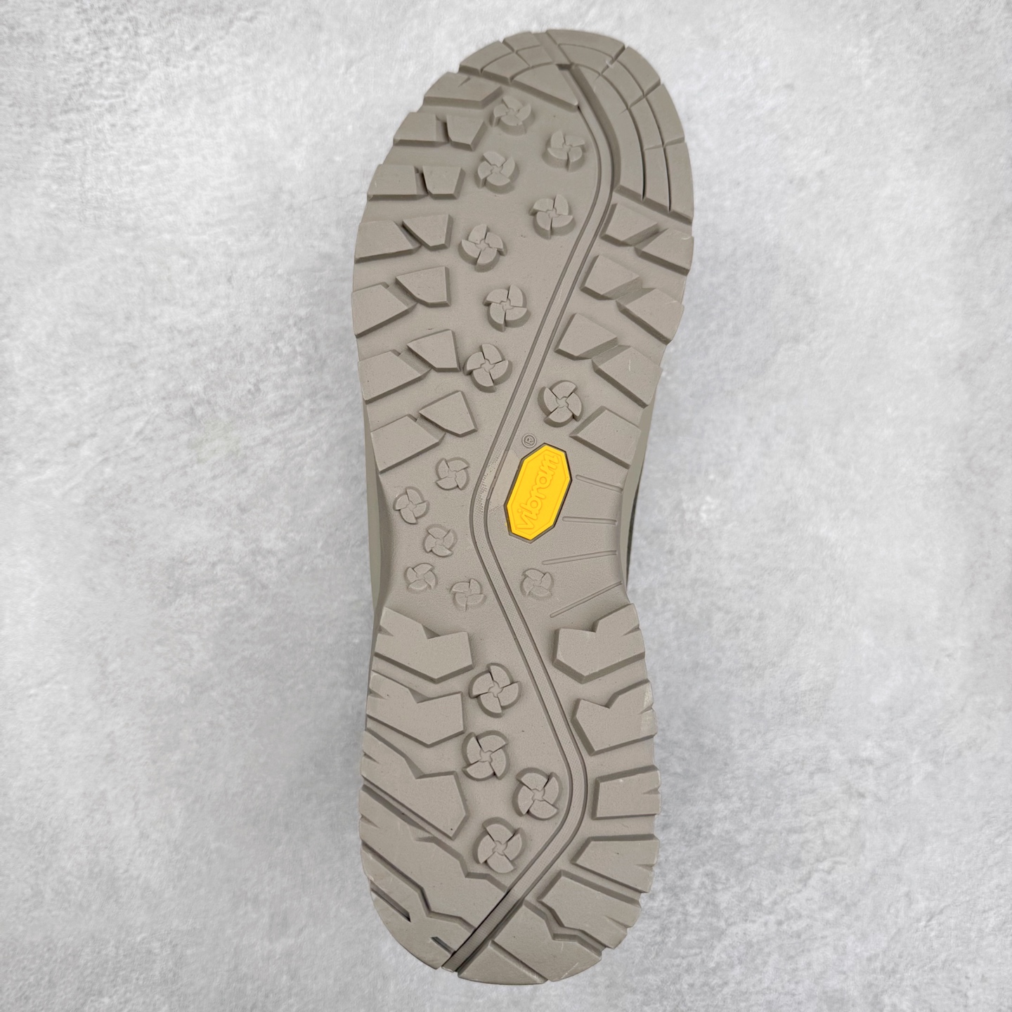 图片[9]-The North Face 北面 户外运动休闲登山鞋越野徒步鞋 大厂品质 面料采用进口牛皮 鞋底采用Vibram黄金大底 专门为鞋底设计的橡胶以出色的耐磨性 良好的防滑性或得不少户外运动爱好者的喜欢 专业户外登山品牌（北面）The North Face自1966年创立，由两位热爱登山徒步的年轻登山者于美西旧金山开创，不断透过研发与创新，并且将最先进的技术结合在服装与鞋款设计，生产多种外型帅气且专业能力非常强的户外运动装备而备受欢迎。 尺码：40-45-选品中心