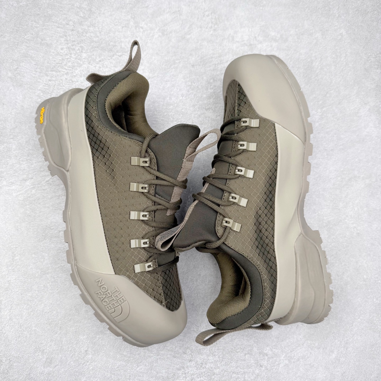 图片[3]-The North Face 北面 户外运动休闲登山鞋越野徒步鞋 大厂品质 面料采用进口牛皮 鞋底采用Vibram黄金大底 专门为鞋底设计的橡胶以出色的耐磨性 良好的防滑性或得不少户外运动爱好者的喜欢 专业户外登山品牌（北面）The North Face自1966年创立，由两位热爱登山徒步的年轻登山者于美西旧金山开创，不断透过研发与创新，并且将最先进的技术结合在服装与鞋款设计，生产多种外型帅气且专业能力非常强的户外运动装备而备受欢迎。 尺码：40-45-选品中心