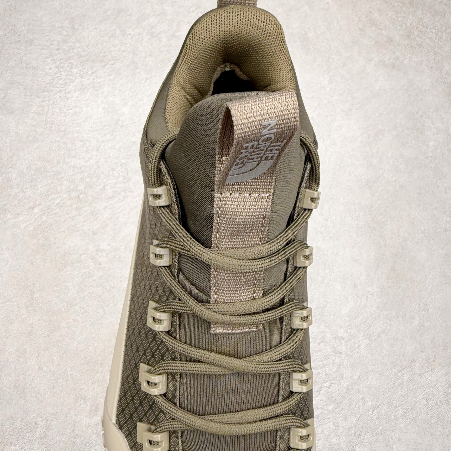 图片[5]-The North Face 北面 户外运动休闲登山鞋越野徒步鞋 大厂品质 面料采用进口牛皮 鞋底采用Vibram黄金大底 专门为鞋底设计的橡胶以出色的耐磨性 良好的防滑性或得不少户外运动爱好者的喜欢 专业户外登山品牌（北面）The North Face自1966年创立，由两位热爱登山徒步的年轻登山者于美西旧金山开创，不断透过研发与创新，并且将最先进的技术结合在服装与鞋款设计，生产多种外型帅气且专业能力非常强的户外运动装备而备受欢迎。 尺码：40-45-选品中心