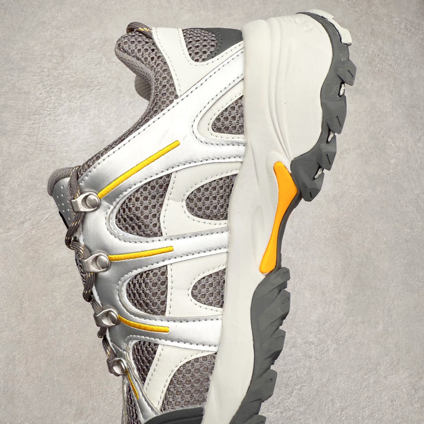 图片[7]-The North Face 北面乐斯菲斯户外运动休闲登山鞋越野徒步鞋 广东大厂品质 面料采用进口磨砂牛皮 鞋底采用Vibram黄金大底 专门为鞋底设计的橡胶以出色的耐磨性 良好的防滑性或得不少户外运动爱好者的喜欢 专业户外登山品牌（北面）The North Face自1966年创立，由两位热爱登山徒步的年轻登山者于美西旧金山开创，不断透过研发与创新，并且将最先进的技术结合在服装与鞋款设计，生产多种外型帅气且专业能力非常强的户外运动装备而备受欢迎。尺码：39-45（运动鞋码）-选品中心