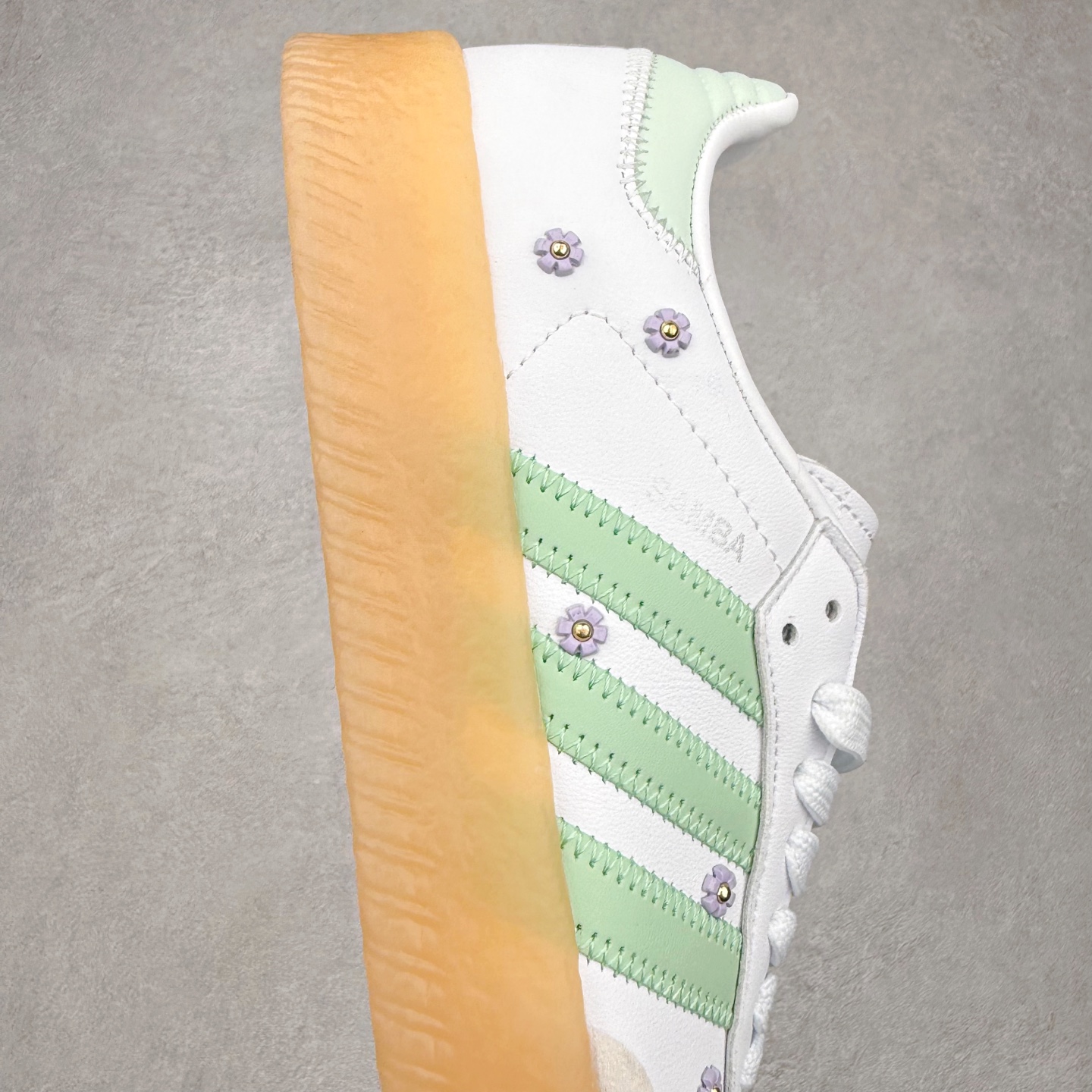 图片[6]-AD Samba XLG 桑巴舞加大厚底版系列德训风百搭松糕休闲运动板鞋生胶底 JS3954 自Originals Samba成功借势Blokecore风潮一跃成为街头巷尾的焦点鞋款后,不论是围绕Samba本身打造的各式「变种版本」,还是以Samba为蓝本打造联名鞋款,都成为了时尚潮流人士日常穿搭首选。Samba XLG是adidas Originals不断扩展XLG系列的一部分,旨在与年轻文化相契合,迎合那些希望通过个性时尚表达自我而不愿牺牲舒适度的年轻群体。街头时尚领域的Gen Z特别偏爱宽松的穿着风格。Samba XLG针对这一点做了创新。它在延续Samba OG经典设计的基础上,迎合年轻群体的穿着习惯,重塑为宽大的鞋身比例轮廓以及加厚中底,让消费者轻松展示自己独特的风格。全新的Samba XLG系列不仅迎合了当下年轻群体的穿搭习惯,加宽了鞋身比例以及将中底进一步增厚,在视觉比例上更加饱满,同时还保留了经典Samba的细节,这样一来,鞋迷朋友在穿搭上不仅能更加个性化,而且还能延续一定的复古感受。尺码：36 36⅔ 37⅓ 38 38⅔ 39⅓ 40 40⅔ 41⅓ 42 42⅔ 43⅓ 44 45-选品中心