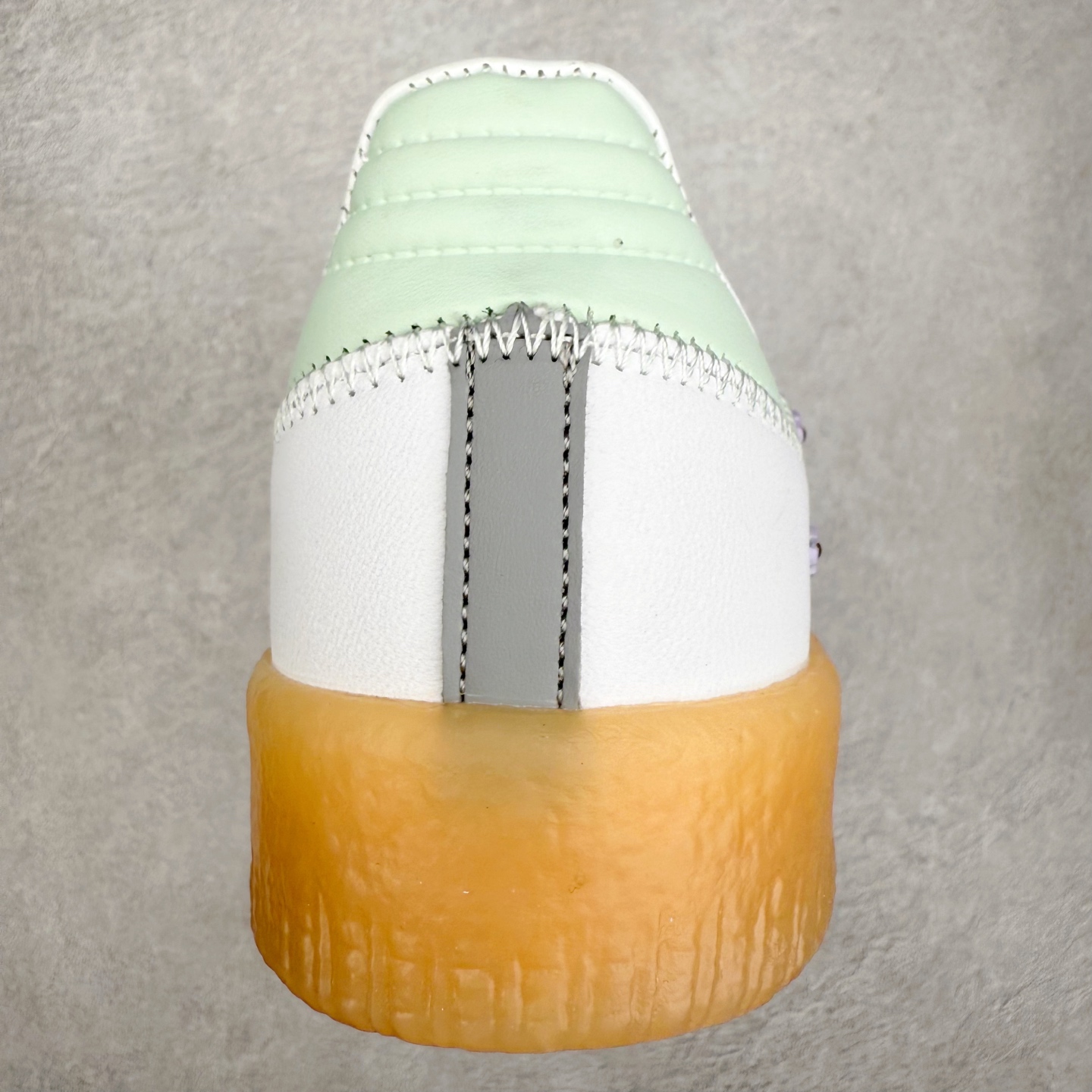 图片[8]-AD Samba XLG 桑巴舞加大厚底版系列德训风百搭松糕休闲运动板鞋生胶底 JS3954 自Originals Samba成功借势Blokecore风潮一跃成为街头巷尾的焦点鞋款后,不论是围绕Samba本身打造的各式「变种版本」,还是以Samba为蓝本打造联名鞋款,都成为了时尚潮流人士日常穿搭首选。Samba XLG是adidas Originals不断扩展XLG系列的一部分,旨在与年轻文化相契合,迎合那些希望通过个性时尚表达自我而不愿牺牲舒适度的年轻群体。街头时尚领域的Gen Z特别偏爱宽松的穿着风格。Samba XLG针对这一点做了创新。它在延续Samba OG经典设计的基础上,迎合年轻群体的穿着习惯,重塑为宽大的鞋身比例轮廓以及加厚中底,让消费者轻松展示自己独特的风格。全新的Samba XLG系列不仅迎合了当下年轻群体的穿搭习惯,加宽了鞋身比例以及将中底进一步增厚,在视觉比例上更加饱满,同时还保留了经典Samba的细节,这样一来,鞋迷朋友在穿搭上不仅能更加个性化,而且还能延续一定的复古感受。尺码：36 36⅔ 37⅓ 38 38⅔ 39⅓ 40 40⅔ 41⅓ 42 42⅔ 43⅓ 44 45-选品中心