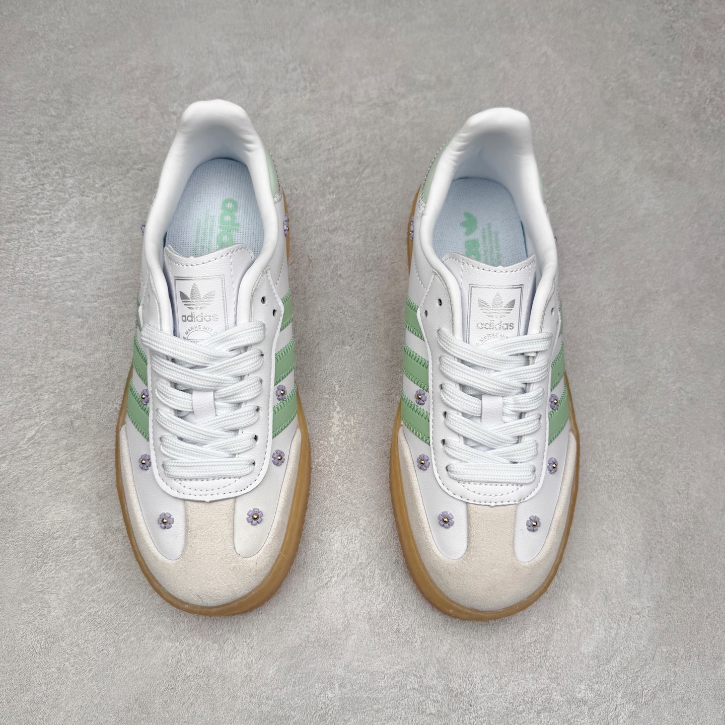 图片[2]-AD Samba XLG 桑巴舞加大厚底版系列德训风百搭松糕休闲运动板鞋生胶底 JS3954 自Originals Samba成功借势Blokecore风潮一跃成为街头巷尾的焦点鞋款后,不论是围绕Samba本身打造的各式「变种版本」,还是以Samba为蓝本打造联名鞋款,都成为了时尚潮流人士日常穿搭首选。Samba XLG是adidas Originals不断扩展XLG系列的一部分,旨在与年轻文化相契合,迎合那些希望通过个性时尚表达自我而不愿牺牲舒适度的年轻群体。街头时尚领域的Gen Z特别偏爱宽松的穿着风格。Samba XLG针对这一点做了创新。它在延续Samba OG经典设计的基础上,迎合年轻群体的穿着习惯,重塑为宽大的鞋身比例轮廓以及加厚中底,让消费者轻松展示自己独特的风格。全新的Samba XLG系列不仅迎合了当下年轻群体的穿搭习惯,加宽了鞋身比例以及将中底进一步增厚,在视觉比例上更加饱满,同时还保留了经典Samba的细节,这样一来,鞋迷朋友在穿搭上不仅能更加个性化,而且还能延续一定的复古感受。尺码：36 36⅔ 37⅓ 38 38⅔ 39⅓ 40 40⅔ 41⅓ 42 42⅔ 43⅓ 44 45-选品中心