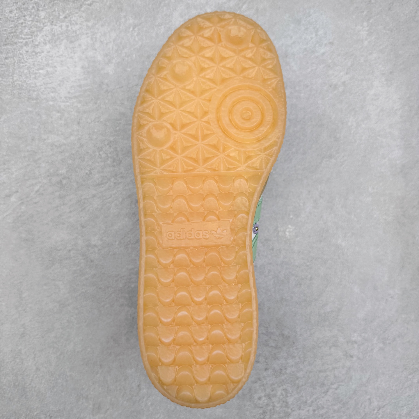 图片[9]-AD Samba XLG 桑巴舞加大厚底版系列德训风百搭松糕休闲运动板鞋生胶底 JS3954 自Originals Samba成功借势Blokecore风潮一跃成为街头巷尾的焦点鞋款后,不论是围绕Samba本身打造的各式「变种版本」,还是以Samba为蓝本打造联名鞋款,都成为了时尚潮流人士日常穿搭首选。Samba XLG是adidas Originals不断扩展XLG系列的一部分,旨在与年轻文化相契合,迎合那些希望通过个性时尚表达自我而不愿牺牲舒适度的年轻群体。街头时尚领域的Gen Z特别偏爱宽松的穿着风格。Samba XLG针对这一点做了创新。它在延续Samba OG经典设计的基础上,迎合年轻群体的穿着习惯,重塑为宽大的鞋身比例轮廓以及加厚中底,让消费者轻松展示自己独特的风格。全新的Samba XLG系列不仅迎合了当下年轻群体的穿搭习惯,加宽了鞋身比例以及将中底进一步增厚,在视觉比例上更加饱满,同时还保留了经典Samba的细节,这样一来,鞋迷朋友在穿搭上不仅能更加个性化,而且还能延续一定的复古感受。尺码：36 36⅔ 37⅓ 38 38⅔ 39⅓ 40 40⅔ 41⅓ 42 42⅔ 43⅓ 44 45-选品中心