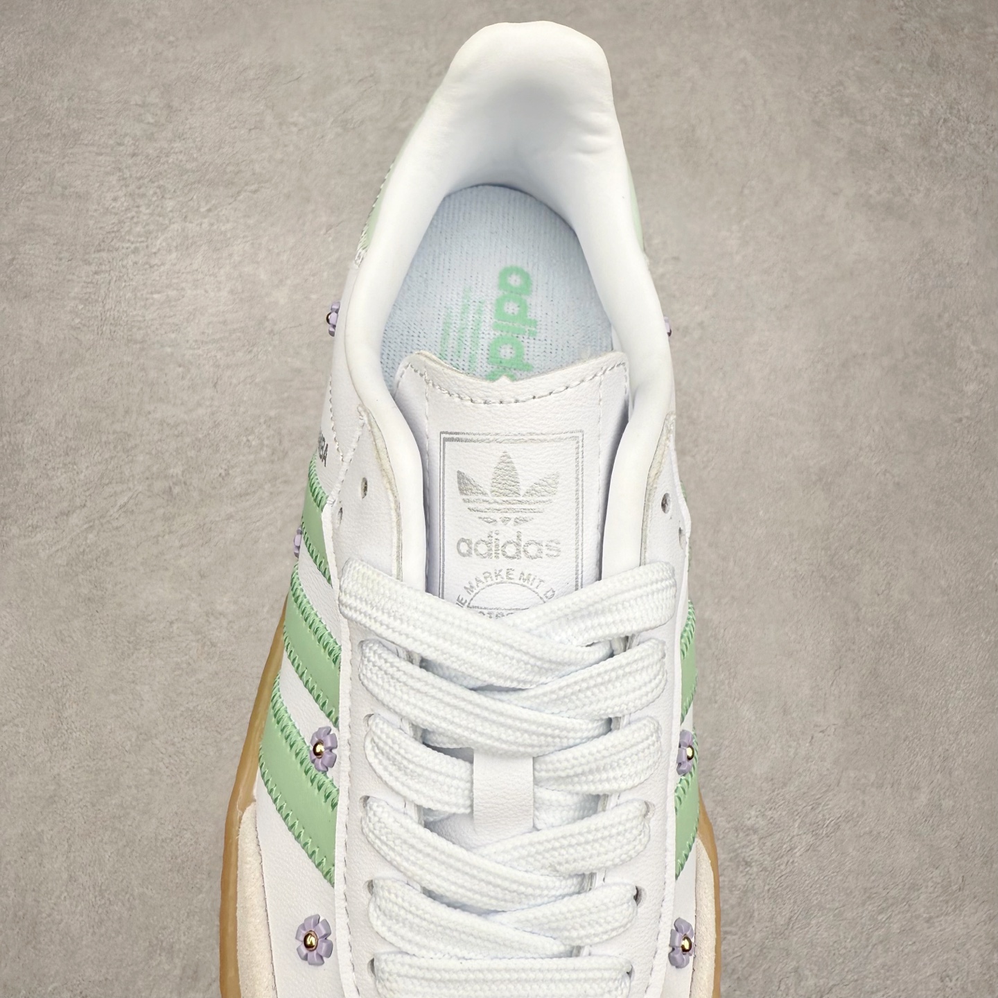 图片[5]-AD Samba XLG 桑巴舞加大厚底版系列德训风百搭松糕休闲运动板鞋生胶底 JS3954 自Originals Samba成功借势Blokecore风潮一跃成为街头巷尾的焦点鞋款后,不论是围绕Samba本身打造的各式「变种版本」,还是以Samba为蓝本打造联名鞋款,都成为了时尚潮流人士日常穿搭首选。Samba XLG是adidas Originals不断扩展XLG系列的一部分,旨在与年轻文化相契合,迎合那些希望通过个性时尚表达自我而不愿牺牲舒适度的年轻群体。街头时尚领域的Gen Z特别偏爱宽松的穿着风格。Samba XLG针对这一点做了创新。它在延续Samba OG经典设计的基础上,迎合年轻群体的穿着习惯,重塑为宽大的鞋身比例轮廓以及加厚中底,让消费者轻松展示自己独特的风格。全新的Samba XLG系列不仅迎合了当下年轻群体的穿搭习惯,加宽了鞋身比例以及将中底进一步增厚,在视觉比例上更加饱满,同时还保留了经典Samba的细节,这样一来,鞋迷朋友在穿搭上不仅能更加个性化,而且还能延续一定的复古感受。尺码：36 36⅔ 37⅓ 38 38⅔ 39⅓ 40 40⅔ 41⅓ 42 42⅔ 43⅓ 44 45-选品中心