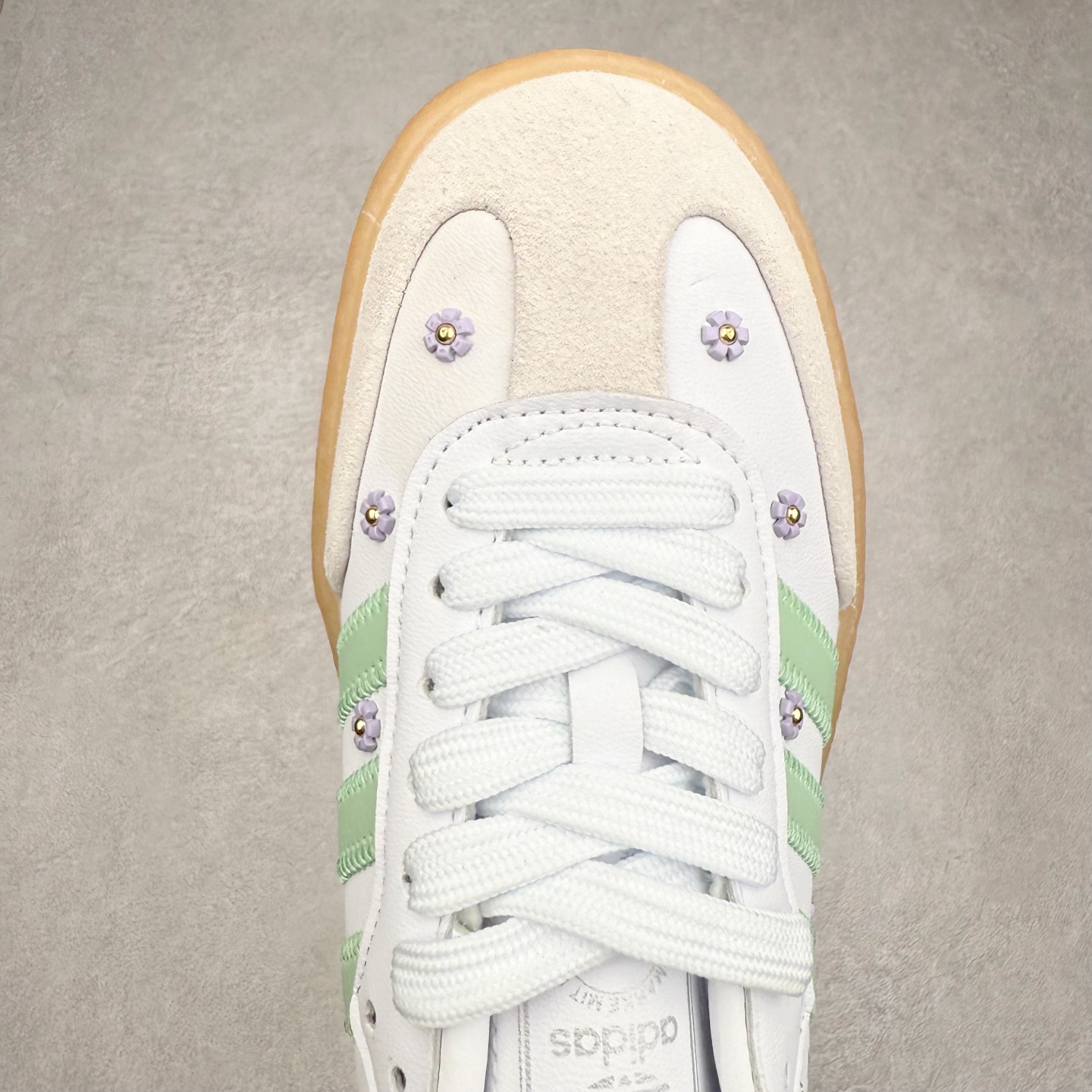 图片[4]-AD Samba XLG 桑巴舞加大厚底版系列德训风百搭松糕休闲运动板鞋生胶底 JS3954 自Originals Samba成功借势Blokecore风潮一跃成为街头巷尾的焦点鞋款后,不论是围绕Samba本身打造的各式「变种版本」,还是以Samba为蓝本打造联名鞋款,都成为了时尚潮流人士日常穿搭首选。Samba XLG是adidas Originals不断扩展XLG系列的一部分,旨在与年轻文化相契合,迎合那些希望通过个性时尚表达自我而不愿牺牲舒适度的年轻群体。街头时尚领域的Gen Z特别偏爱宽松的穿着风格。Samba XLG针对这一点做了创新。它在延续Samba OG经典设计的基础上,迎合年轻群体的穿着习惯,重塑为宽大的鞋身比例轮廓以及加厚中底,让消费者轻松展示自己独特的风格。全新的Samba XLG系列不仅迎合了当下年轻群体的穿搭习惯,加宽了鞋身比例以及将中底进一步增厚,在视觉比例上更加饱满,同时还保留了经典Samba的细节,这样一来,鞋迷朋友在穿搭上不仅能更加个性化,而且还能延续一定的复古感受。尺码：36 36⅔ 37⅓ 38 38⅔ 39⅓ 40 40⅔ 41⅓ 42 42⅔ 43⅓ 44 45-选品中心