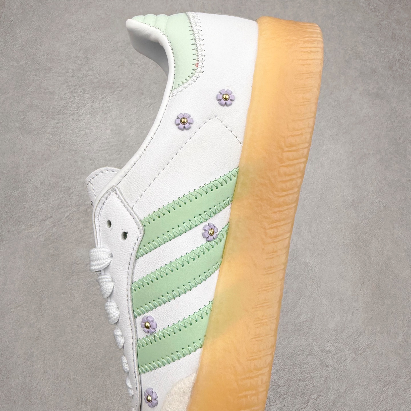 图片[7]-AD Samba XLG 桑巴舞加大厚底版系列德训风百搭松糕休闲运动板鞋生胶底 JS3954 自Originals Samba成功借势Blokecore风潮一跃成为街头巷尾的焦点鞋款后,不论是围绕Samba本身打造的各式「变种版本」,还是以Samba为蓝本打造联名鞋款,都成为了时尚潮流人士日常穿搭首选。Samba XLG是adidas Originals不断扩展XLG系列的一部分,旨在与年轻文化相契合,迎合那些希望通过个性时尚表达自我而不愿牺牲舒适度的年轻群体。街头时尚领域的Gen Z特别偏爱宽松的穿着风格。Samba XLG针对这一点做了创新。它在延续Samba OG经典设计的基础上,迎合年轻群体的穿着习惯,重塑为宽大的鞋身比例轮廓以及加厚中底,让消费者轻松展示自己独特的风格。全新的Samba XLG系列不仅迎合了当下年轻群体的穿搭习惯,加宽了鞋身比例以及将中底进一步增厚,在视觉比例上更加饱满,同时还保留了经典Samba的细节,这样一来,鞋迷朋友在穿搭上不仅能更加个性化,而且还能延续一定的复古感受。尺码：36 36⅔ 37⅓ 38 38⅔ 39⅓ 40 40⅔ 41⅓ 42 42⅔ 43⅓ 44 45-选品中心