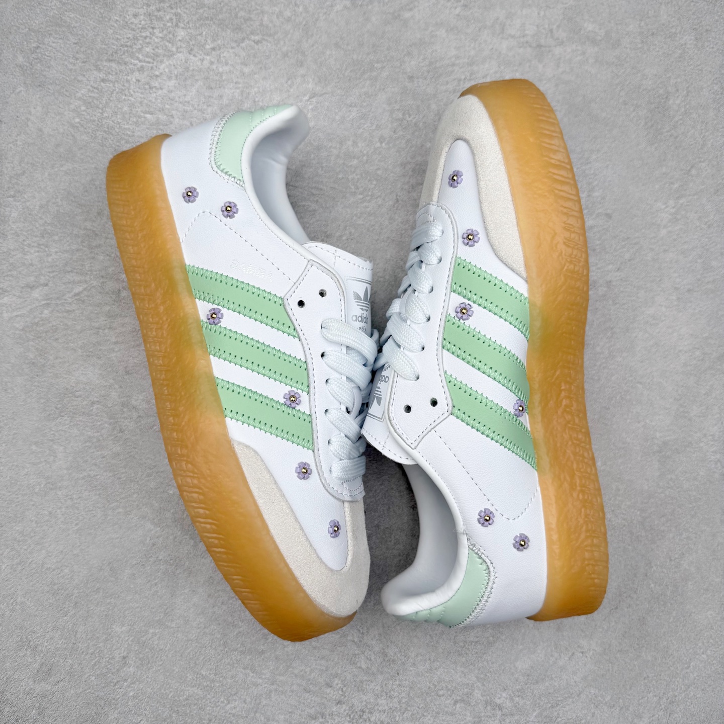 图片[3]-AD Samba XLG 桑巴舞加大厚底版系列德训风百搭松糕休闲运动板鞋生胶底 JS3954 自Originals Samba成功借势Blokecore风潮一跃成为街头巷尾的焦点鞋款后,不论是围绕Samba本身打造的各式「变种版本」,还是以Samba为蓝本打造联名鞋款,都成为了时尚潮流人士日常穿搭首选。Samba XLG是adidas Originals不断扩展XLG系列的一部分,旨在与年轻文化相契合,迎合那些希望通过个性时尚表达自我而不愿牺牲舒适度的年轻群体。街头时尚领域的Gen Z特别偏爱宽松的穿着风格。Samba XLG针对这一点做了创新。它在延续Samba OG经典设计的基础上,迎合年轻群体的穿着习惯,重塑为宽大的鞋身比例轮廓以及加厚中底,让消费者轻松展示自己独特的风格。全新的Samba XLG系列不仅迎合了当下年轻群体的穿搭习惯,加宽了鞋身比例以及将中底进一步增厚,在视觉比例上更加饱满,同时还保留了经典Samba的细节,这样一来,鞋迷朋友在穿搭上不仅能更加个性化,而且还能延续一定的复古感受。尺码：36 36⅔ 37⅓ 38 38⅔ 39⅓ 40 40⅔ 41⅓ 42 42⅔ 43⅓ 44 45-选品中心