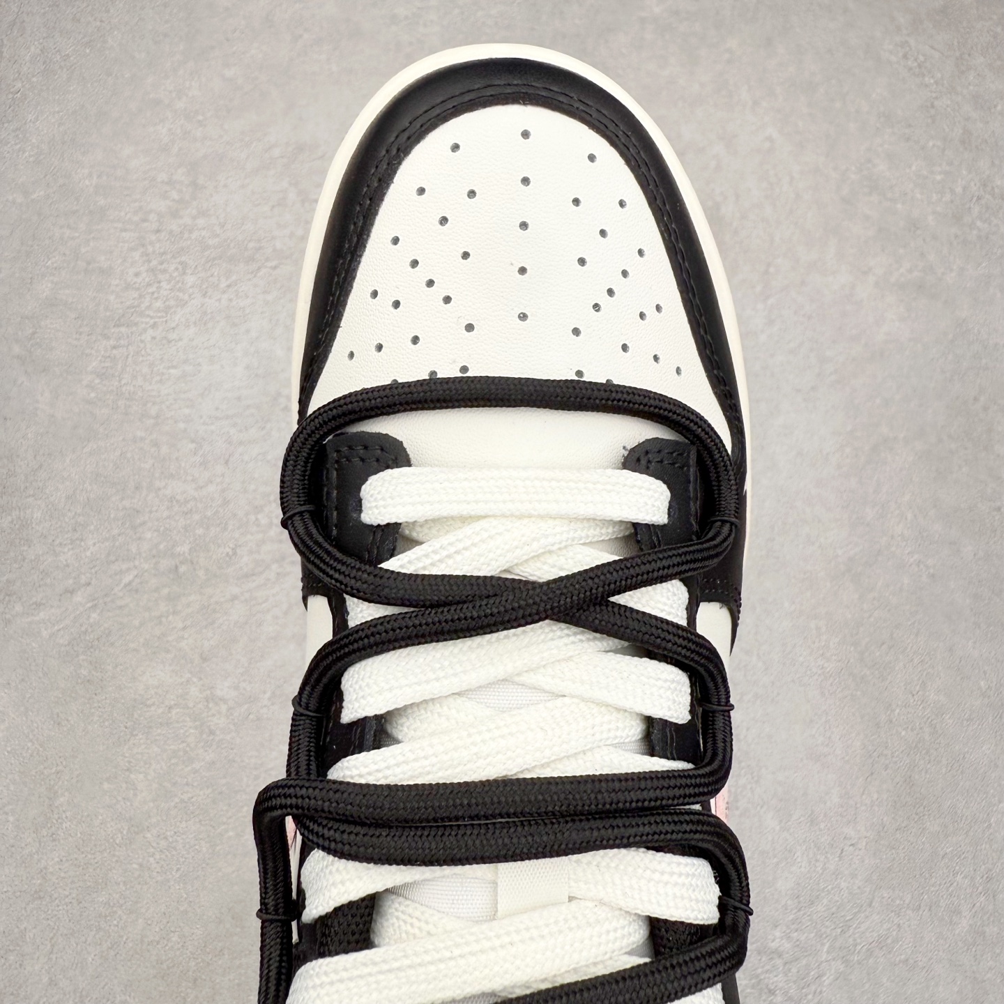 图片[4]-＃YC纯原 NK Dunk Low 梦幻粉钻 BP0510-050 黑白为底，粉钻点睛，标志性黑白轮廓碰撞少女粉钻Swoosh，如落日浸透水晶的幻彩光晕，在黑白色块间跃动成视觉焦点。鞋头的迷你小勾，像不经意散落的钻石碎屑，暗藏精致细节。“Remake”不是复刻，是潮流少女的专属宣言，也是写给都市少女的摩登情书✨定制系列天花板 无原鞋不开发 全系列得物原鞋一比一校对开发 配色持续更新中 终端对接 优势输出 全套原厂楦头原纸板数据档案倾力打造 原汁原味莞产 极致还原 圈内最强针车工艺 高端零售指定版 广东原厂配套原盒原标 鞋盒分三个尺码段 原厂冲刀 超高清洁度 全鞋零毛边皮料切割 采用原厂百宏鞋带以及原厂百宏织唛舌标 内标可供原厂几率过验 进口原装条纹中底布 四线拉帮白色点胶 原厂拉帮手法遵循公司 原厂电绣 极致还原 尺码：36 36.5 37.5 38 38.5 39 40 40.5 41 42 42.5 43 44 44.5 45 46-选品中心
