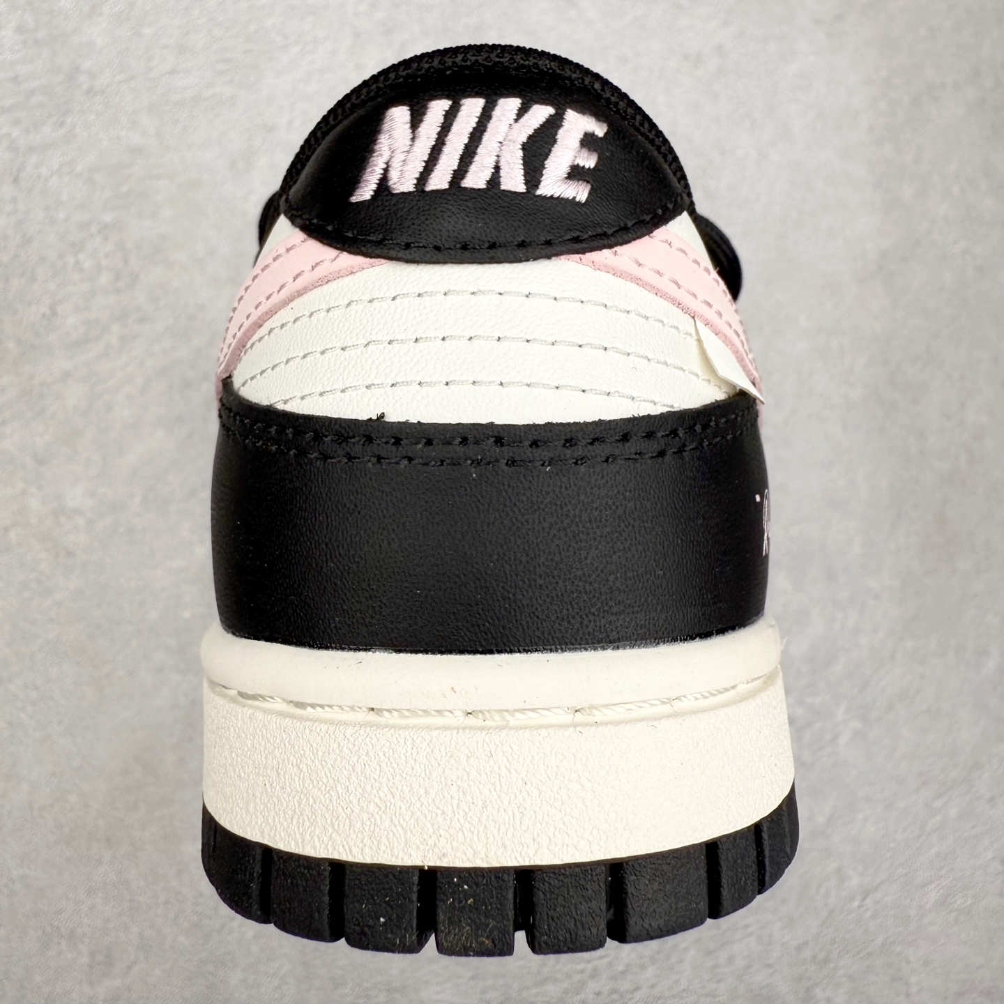 图片[8]-＃YC纯原 NK Dunk Low 梦幻粉钻 BP0510-050 黑白为底，粉钻点睛，标志性黑白轮廓碰撞少女粉钻Swoosh，如落日浸透水晶的幻彩光晕，在黑白色块间跃动成视觉焦点。鞋头的迷你小勾，像不经意散落的钻石碎屑，暗藏精致细节。“Remake”不是复刻，是潮流少女的专属宣言，也是写给都市少女的摩登情书✨定制系列天花板 无原鞋不开发 全系列得物原鞋一比一校对开发 配色持续更新中 终端对接 优势输出 全套原厂楦头原纸板数据档案倾力打造 原汁原味莞产 极致还原 圈内最强针车工艺 高端零售指定版 广东原厂配套原盒原标 鞋盒分三个尺码段 原厂冲刀 超高清洁度 全鞋零毛边皮料切割 采用原厂百宏鞋带以及原厂百宏织唛舌标 内标可供原厂几率过验 进口原装条纹中底布 四线拉帮白色点胶 原厂拉帮手法遵循公司 原厂电绣 极致还原 尺码：36 36.5 37.5 38 38.5 39 40 40.5 41 42 42.5 43 44 44.5 45 46-选品中心