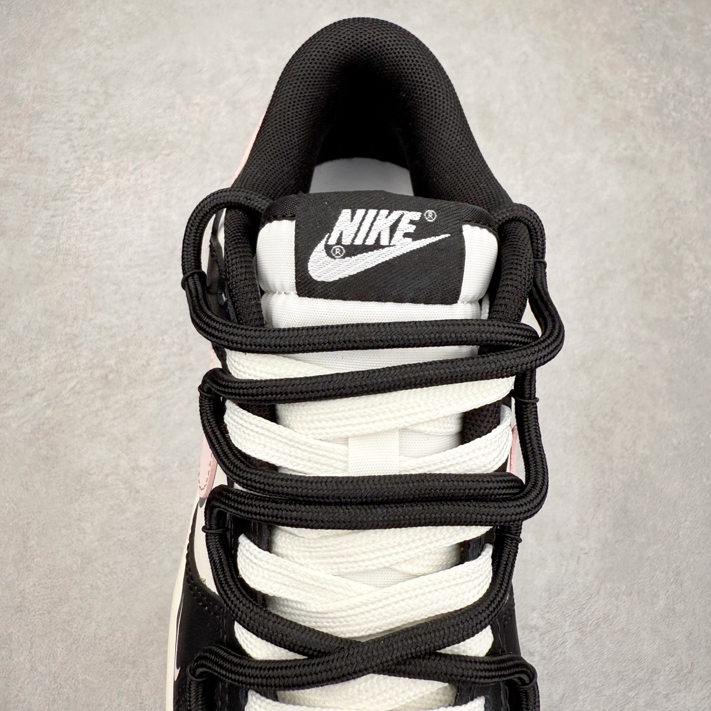 图片[5]-＃YC纯原 NK Dunk Low 梦幻粉钻 BP0510-050 黑白为底，粉钻点睛，标志性黑白轮廓碰撞少女粉钻Swoosh，如落日浸透水晶的幻彩光晕，在黑白色块间跃动成视觉焦点。鞋头的迷你小勾，像不经意散落的钻石碎屑，暗藏精致细节。“Remake”不是复刻，是潮流少女的专属宣言，也是写给都市少女的摩登情书✨定制系列天花板 无原鞋不开发 全系列得物原鞋一比一校对开发 配色持续更新中 终端对接 优势输出 全套原厂楦头原纸板数据档案倾力打造 原汁原味莞产 极致还原 圈内最强针车工艺 高端零售指定版 广东原厂配套原盒原标 鞋盒分三个尺码段 原厂冲刀 超高清洁度 全鞋零毛边皮料切割 采用原厂百宏鞋带以及原厂百宏织唛舌标 内标可供原厂几率过验 进口原装条纹中底布 四线拉帮白色点胶 原厂拉帮手法遵循公司 原厂电绣 极致还原 尺码：36 36.5 37.5 38 38.5 39 40 40.5 41 42 42.5 43 44 44.5 45 46-选品中心