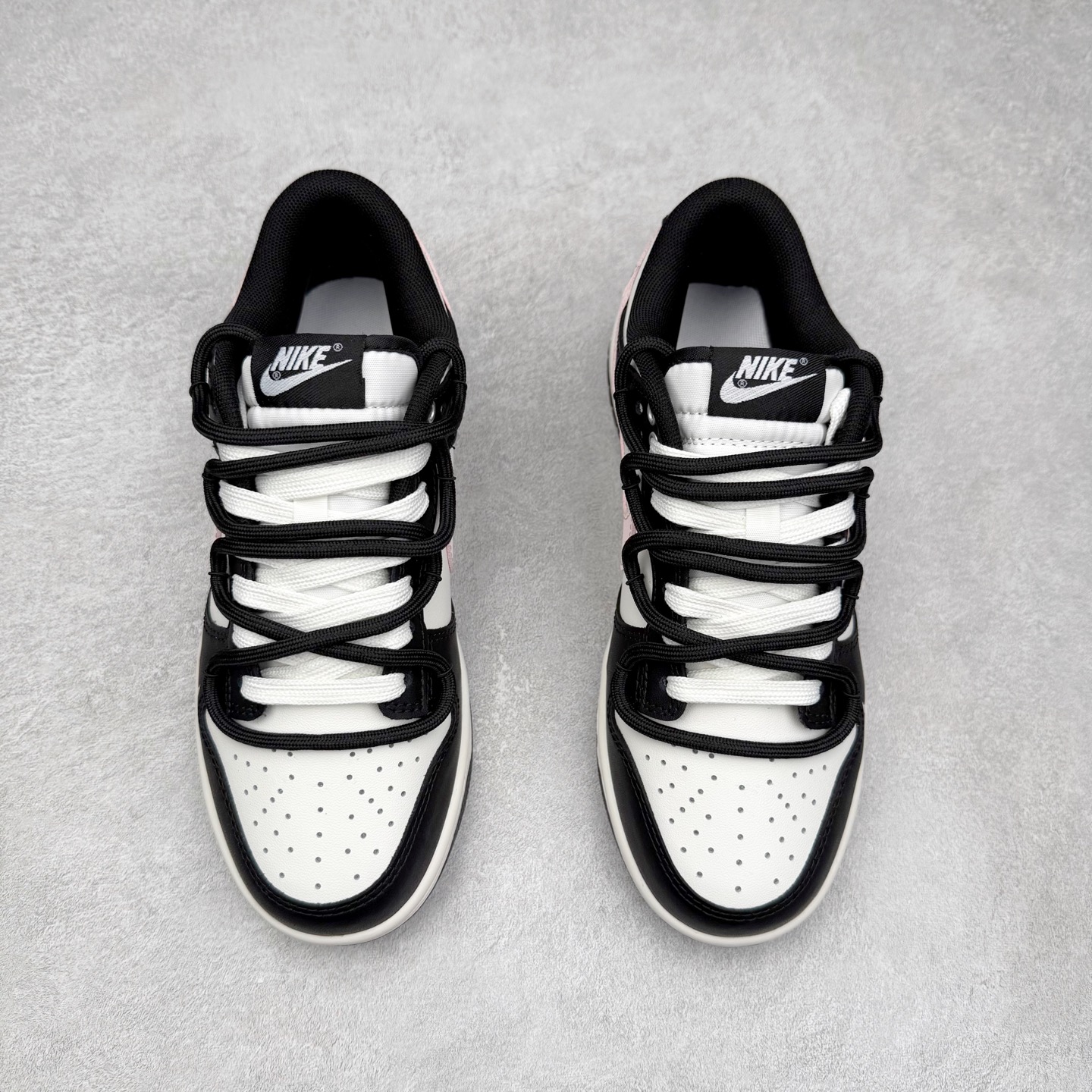 图片[2]-＃YC纯原 NK Dunk Low 梦幻粉钻 BP0510-050 黑白为底，粉钻点睛，标志性黑白轮廓碰撞少女粉钻Swoosh，如落日浸透水晶的幻彩光晕，在黑白色块间跃动成视觉焦点。鞋头的迷你小勾，像不经意散落的钻石碎屑，暗藏精致细节。“Remake”不是复刻，是潮流少女的专属宣言，也是写给都市少女的摩登情书✨定制系列天花板 无原鞋不开发 全系列得物原鞋一比一校对开发 配色持续更新中 终端对接 优势输出 全套原厂楦头原纸板数据档案倾力打造 原汁原味莞产 极致还原 圈内最强针车工艺 高端零售指定版 广东原厂配套原盒原标 鞋盒分三个尺码段 原厂冲刀 超高清洁度 全鞋零毛边皮料切割 采用原厂百宏鞋带以及原厂百宏织唛舌标 内标可供原厂几率过验 进口原装条纹中底布 四线拉帮白色点胶 原厂拉帮手法遵循公司 原厂电绣 极致还原 尺码：36 36.5 37.5 38 38.5 39 40 40.5 41 42 42.5 43 44 44.5 45 46-选品中心