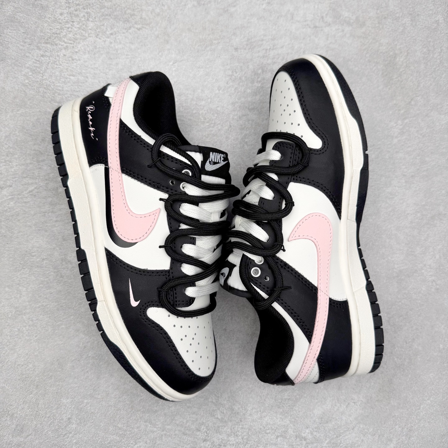 图片[3]-＃YC纯原 NK Dunk Low 梦幻粉钻 BP0510-050 黑白为底，粉钻点睛，标志性黑白轮廓碰撞少女粉钻Swoosh，如落日浸透水晶的幻彩光晕，在黑白色块间跃动成视觉焦点。鞋头的迷你小勾，像不经意散落的钻石碎屑，暗藏精致细节。“Remake”不是复刻，是潮流少女的专属宣言，也是写给都市少女的摩登情书✨定制系列天花板 无原鞋不开发 全系列得物原鞋一比一校对开发 配色持续更新中 终端对接 优势输出 全套原厂楦头原纸板数据档案倾力打造 原汁原味莞产 极致还原 圈内最强针车工艺 高端零售指定版 广东原厂配套原盒原标 鞋盒分三个尺码段 原厂冲刀 超高清洁度 全鞋零毛边皮料切割 采用原厂百宏鞋带以及原厂百宏织唛舌标 内标可供原厂几率过验 进口原装条纹中底布 四线拉帮白色点胶 原厂拉帮手法遵循公司 原厂电绣 极致还原 尺码：36 36.5 37.5 38 38.5 39 40 40.5 41 42 42.5 43 44 44.5 45 46-选品中心