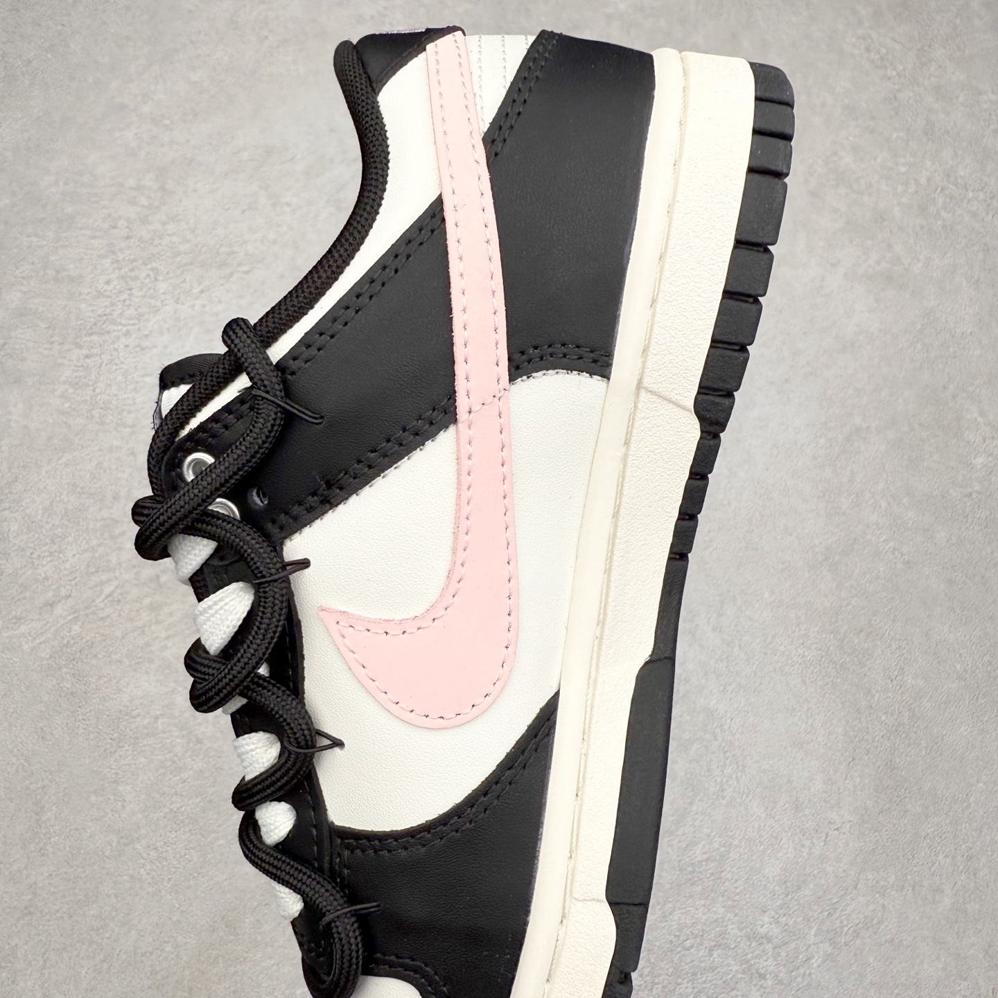 图片[7]-＃YC纯原 NK Dunk Low 梦幻粉钻 BP0510-050 黑白为底，粉钻点睛，标志性黑白轮廓碰撞少女粉钻Swoosh，如落日浸透水晶的幻彩光晕，在黑白色块间跃动成视觉焦点。鞋头的迷你小勾，像不经意散落的钻石碎屑，暗藏精致细节。“Remake”不是复刻，是潮流少女的专属宣言，也是写给都市少女的摩登情书✨定制系列天花板 无原鞋不开发 全系列得物原鞋一比一校对开发 配色持续更新中 终端对接 优势输出 全套原厂楦头原纸板数据档案倾力打造 原汁原味莞产 极致还原 圈内最强针车工艺 高端零售指定版 广东原厂配套原盒原标 鞋盒分三个尺码段 原厂冲刀 超高清洁度 全鞋零毛边皮料切割 采用原厂百宏鞋带以及原厂百宏织唛舌标 内标可供原厂几率过验 进口原装条纹中底布 四线拉帮白色点胶 原厂拉帮手法遵循公司 原厂电绣 极致还原 尺码：36 36.5 37.5 38 38.5 39 40 40.5 41 42 42.5 43 44 44.5 45 46-选品中心