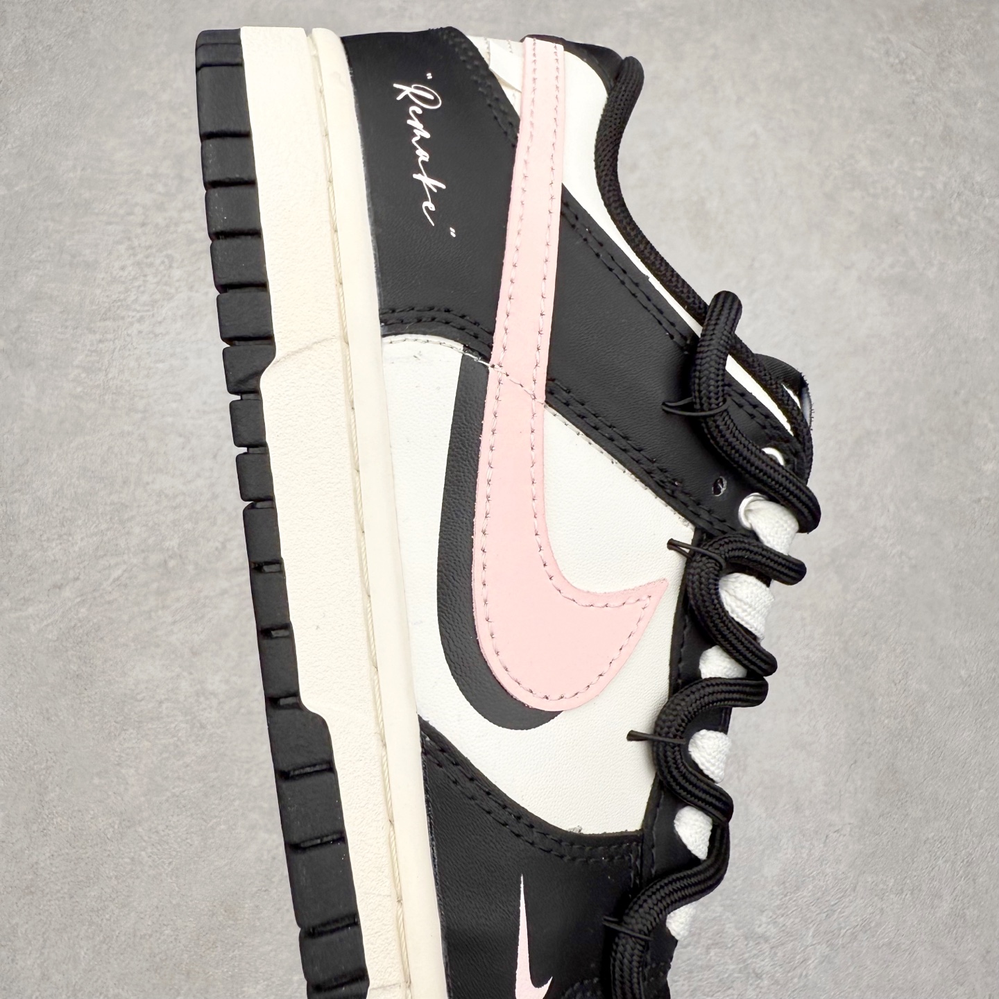 图片[6]-＃YC纯原 NK Dunk Low 梦幻粉钻 BP0510-050 黑白为底，粉钻点睛，标志性黑白轮廓碰撞少女粉钻Swoosh，如落日浸透水晶的幻彩光晕，在黑白色块间跃动成视觉焦点。鞋头的迷你小勾，像不经意散落的钻石碎屑，暗藏精致细节。“Remake”不是复刻，是潮流少女的专属宣言，也是写给都市少女的摩登情书✨定制系列天花板 无原鞋不开发 全系列得物原鞋一比一校对开发 配色持续更新中 终端对接 优势输出 全套原厂楦头原纸板数据档案倾力打造 原汁原味莞产 极致还原 圈内最强针车工艺 高端零售指定版 广东原厂配套原盒原标 鞋盒分三个尺码段 原厂冲刀 超高清洁度 全鞋零毛边皮料切割 采用原厂百宏鞋带以及原厂百宏织唛舌标 内标可供原厂几率过验 进口原装条纹中底布 四线拉帮白色点胶 原厂拉帮手法遵循公司 原厂电绣 极致还原 尺码：36 36.5 37.5 38 38.5 39 40 40.5 41 42 42.5 43 44 44.5 45 46-选品中心