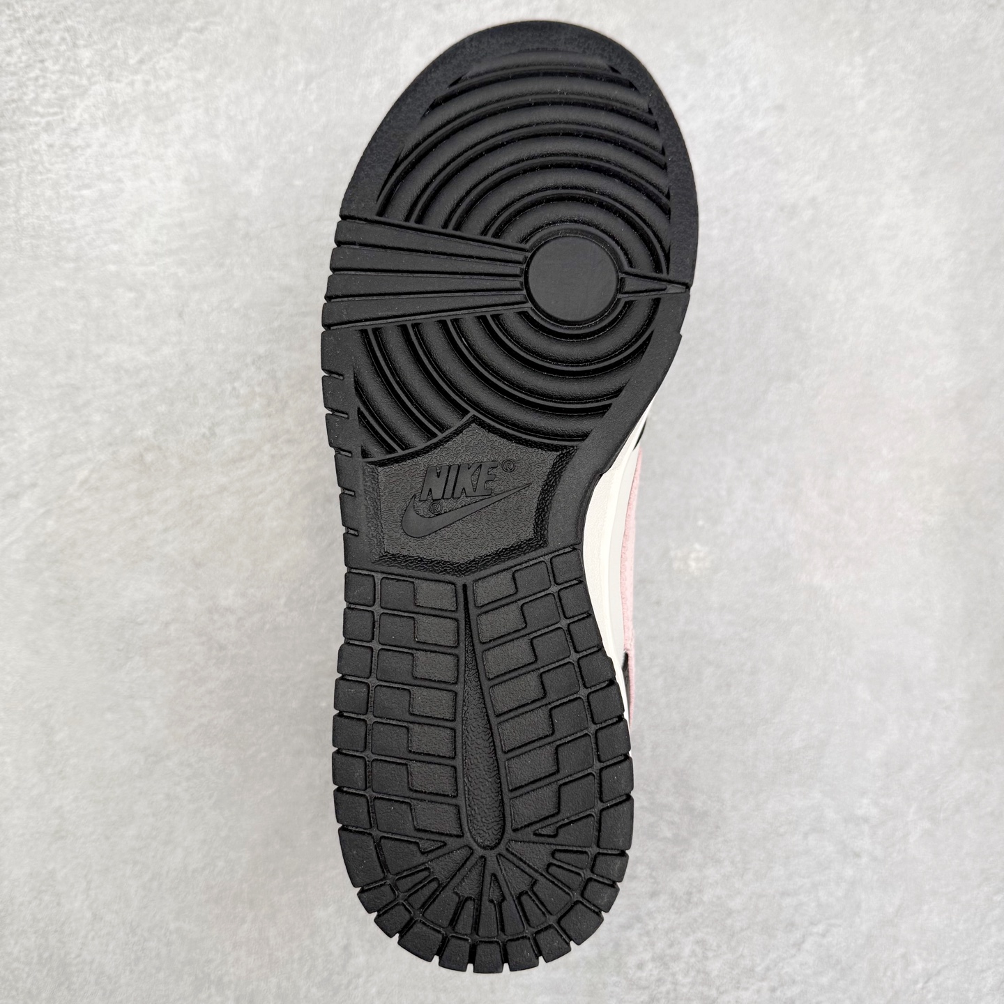 图片[9]-＃YC纯原 NK Dunk Low 梦幻粉钻 BP0510-050 黑白为底，粉钻点睛，标志性黑白轮廓碰撞少女粉钻Swoosh，如落日浸透水晶的幻彩光晕，在黑白色块间跃动成视觉焦点。鞋头的迷你小勾，像不经意散落的钻石碎屑，暗藏精致细节。“Remake”不是复刻，是潮流少女的专属宣言，也是写给都市少女的摩登情书✨定制系列天花板 无原鞋不开发 全系列得物原鞋一比一校对开发 配色持续更新中 终端对接 优势输出 全套原厂楦头原纸板数据档案倾力打造 原汁原味莞产 极致还原 圈内最强针车工艺 高端零售指定版 广东原厂配套原盒原标 鞋盒分三个尺码段 原厂冲刀 超高清洁度 全鞋零毛边皮料切割 采用原厂百宏鞋带以及原厂百宏织唛舌标 内标可供原厂几率过验 进口原装条纹中底布 四线拉帮白色点胶 原厂拉帮手法遵循公司 原厂电绣 极致还原 尺码：36 36.5 37.5 38 38.5 39 40 40.5 41 42 42.5 43 44 44.5 45 46-选品中心