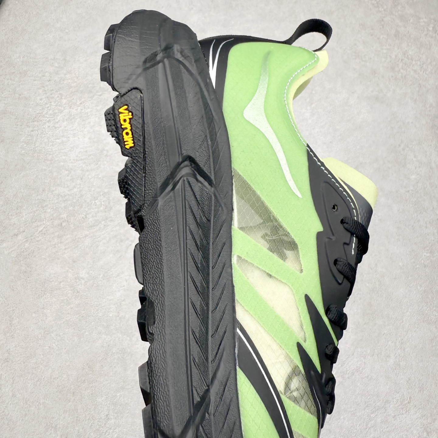 图片[6]-Satisfy x HOKA ONE ONE 百搭简约防滑耐磨低帮跑步鞋 联名配色 球鞋继承了HOKA的经典越野鞋型MAFATE SPEED 4的设计，更在此基础上进行了创新和提升，使得它既适合户外越野跑，又充满了时尚潮流的元素。它的半透明鞋面设计，不仅让鞋身看起来更加轻便，而且提供了良好的透气性。而保护性的防撕裂尼龙面料，则确保了在复杂地形中的耐用性。这样的设计，让人在享受奔跑的同时，也能感受到鞋底带来的舒适。双层ProFly™中底的使用，是这款鞋的另一个亮点。这种中底材质，提供了卓越的缓震性能，无论是在崎岖的山路上，还是在平坦的道路上，都能给跑者带来稳定的支撑。而VIBRAM MEGAGRIP®及LITEBASE®大底的搭载，更是让这款鞋在保持高抓地力的同时，减轻了鞋底的重量，使得每一步跑动都轻盈如飞。尺码：36 36.5 37.5 38 38.5 39 40 40.5 41 42 42.5 43 44 44.5 45 46-选品中心