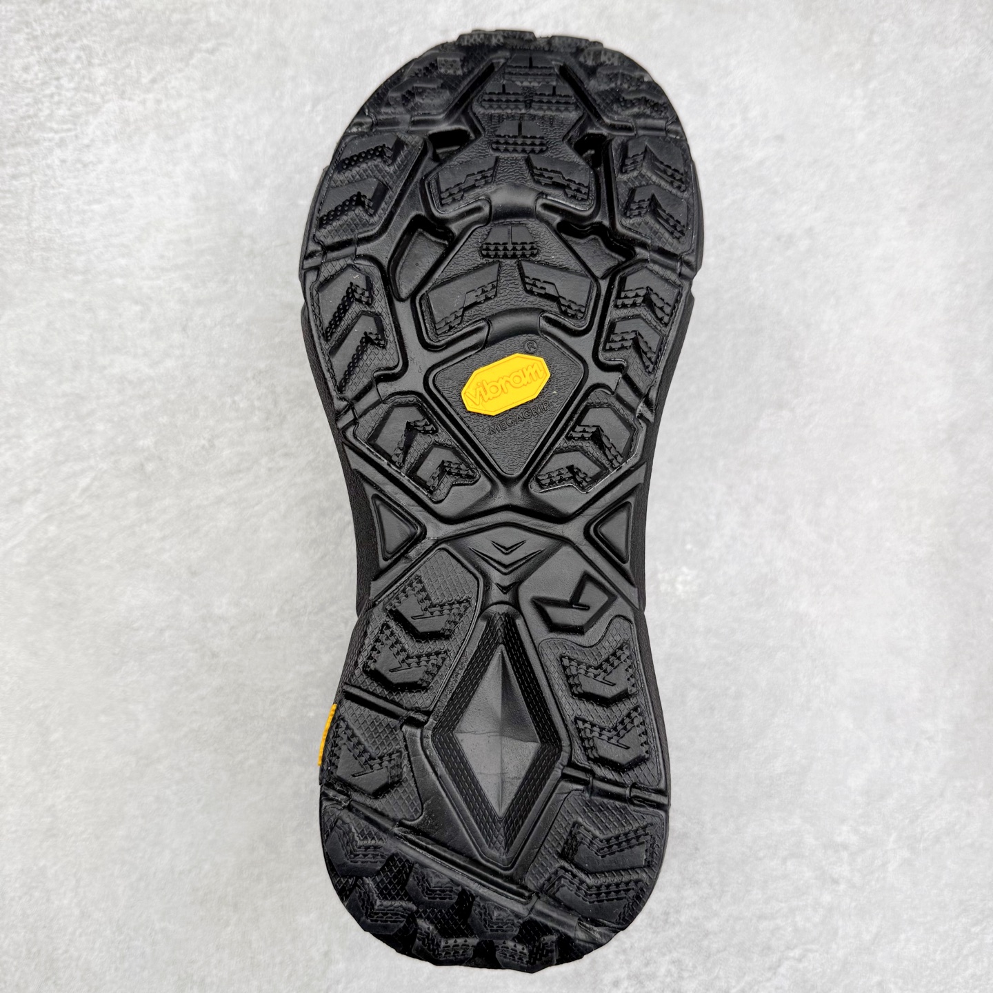 图片[9]-Satisfy x HOKA ONE ONE 百搭简约防滑耐磨低帮跑步鞋 联名配色 球鞋继承了HOKA的经典越野鞋型MAFATE SPEED 4的设计，更在此基础上进行了创新和提升，使得它既适合户外越野跑，又充满了时尚潮流的元素。它的半透明鞋面设计，不仅让鞋身看起来更加轻便，而且提供了良好的透气性。而保护性的防撕裂尼龙面料，则确保了在复杂地形中的耐用性。这样的设计，让人在享受奔跑的同时，也能感受到鞋底带来的舒适。双层ProFly™中底的使用，是这款鞋的另一个亮点。这种中底材质，提供了卓越的缓震性能，无论是在崎岖的山路上，还是在平坦的道路上，都能给跑者带来稳定的支撑。而VIBRAM MEGAGRIP®及LITEBASE®大底的搭载，更是让这款鞋在保持高抓地力的同时，减轻了鞋底的重量，使得每一步跑动都轻盈如飞。尺码：36 36.5 37.5 38 38.5 39 40 40.5 41 42 42.5 43 44 44.5 45 46-选品中心