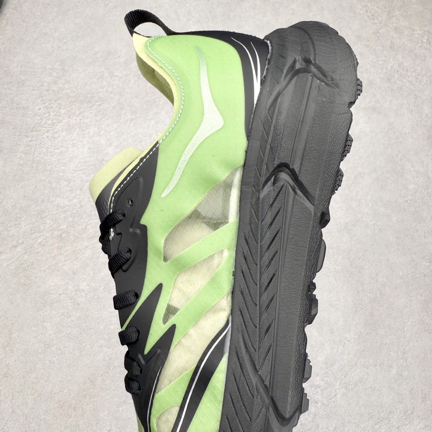 图片[7]-Satisfy x HOKA ONE ONE 百搭简约防滑耐磨低帮跑步鞋 联名配色 球鞋继承了HOKA的经典越野鞋型MAFATE SPEED 4的设计，更在此基础上进行了创新和提升，使得它既适合户外越野跑，又充满了时尚潮流的元素。它的半透明鞋面设计，不仅让鞋身看起来更加轻便，而且提供了良好的透气性。而保护性的防撕裂尼龙面料，则确保了在复杂地形中的耐用性。这样的设计，让人在享受奔跑的同时，也能感受到鞋底带来的舒适。双层ProFly™中底的使用，是这款鞋的另一个亮点。这种中底材质，提供了卓越的缓震性能，无论是在崎岖的山路上，还是在平坦的道路上，都能给跑者带来稳定的支撑。而VIBRAM MEGAGRIP®及LITEBASE®大底的搭载，更是让这款鞋在保持高抓地力的同时，减轻了鞋底的重量，使得每一步跑动都轻盈如飞。尺码：36 36.5 37.5 38 38.5 39 40 40.5 41 42 42.5 43 44 44.5 45 46-选品中心